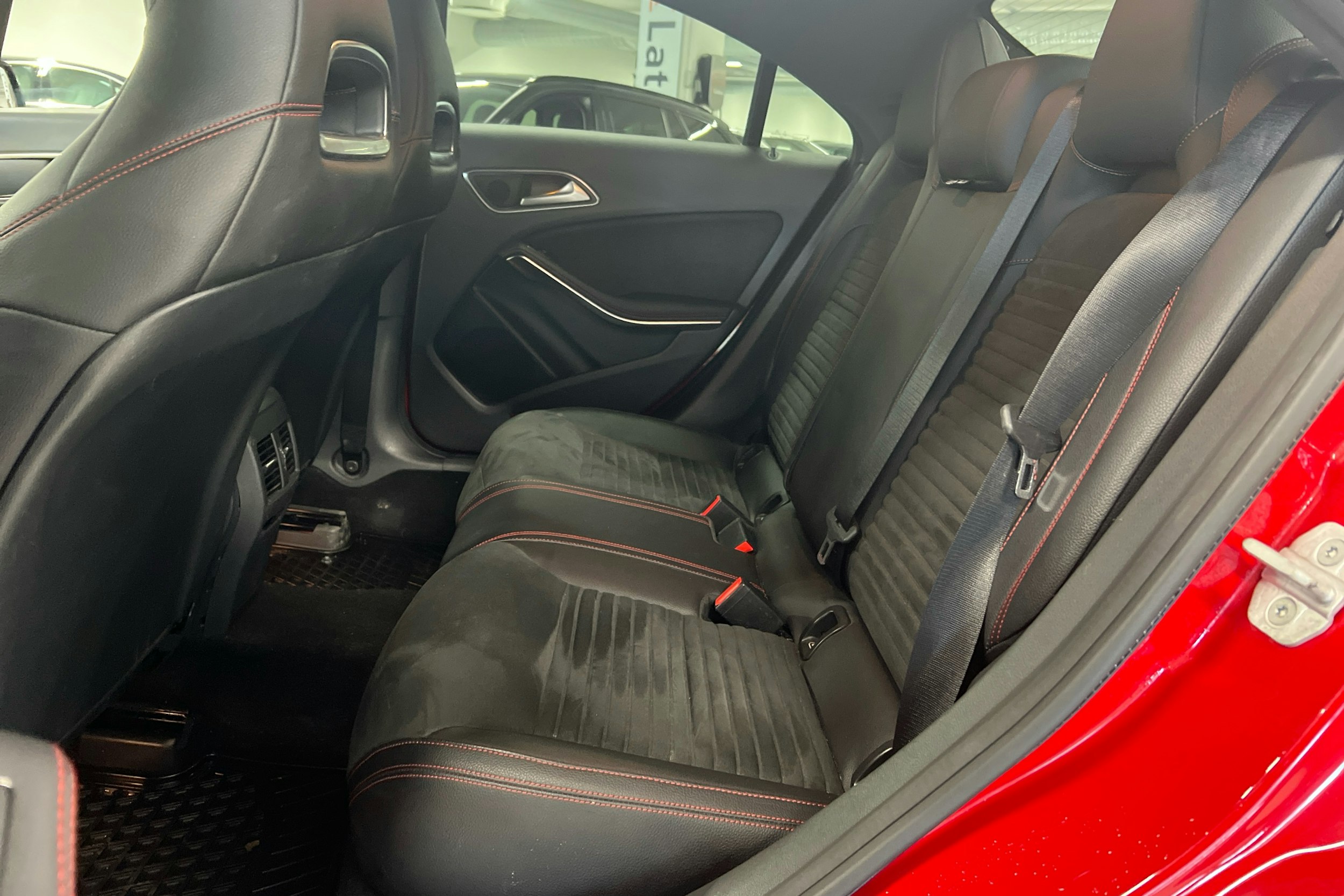 Punainen Mercedes-Benz CLA 2017 kuva 8.