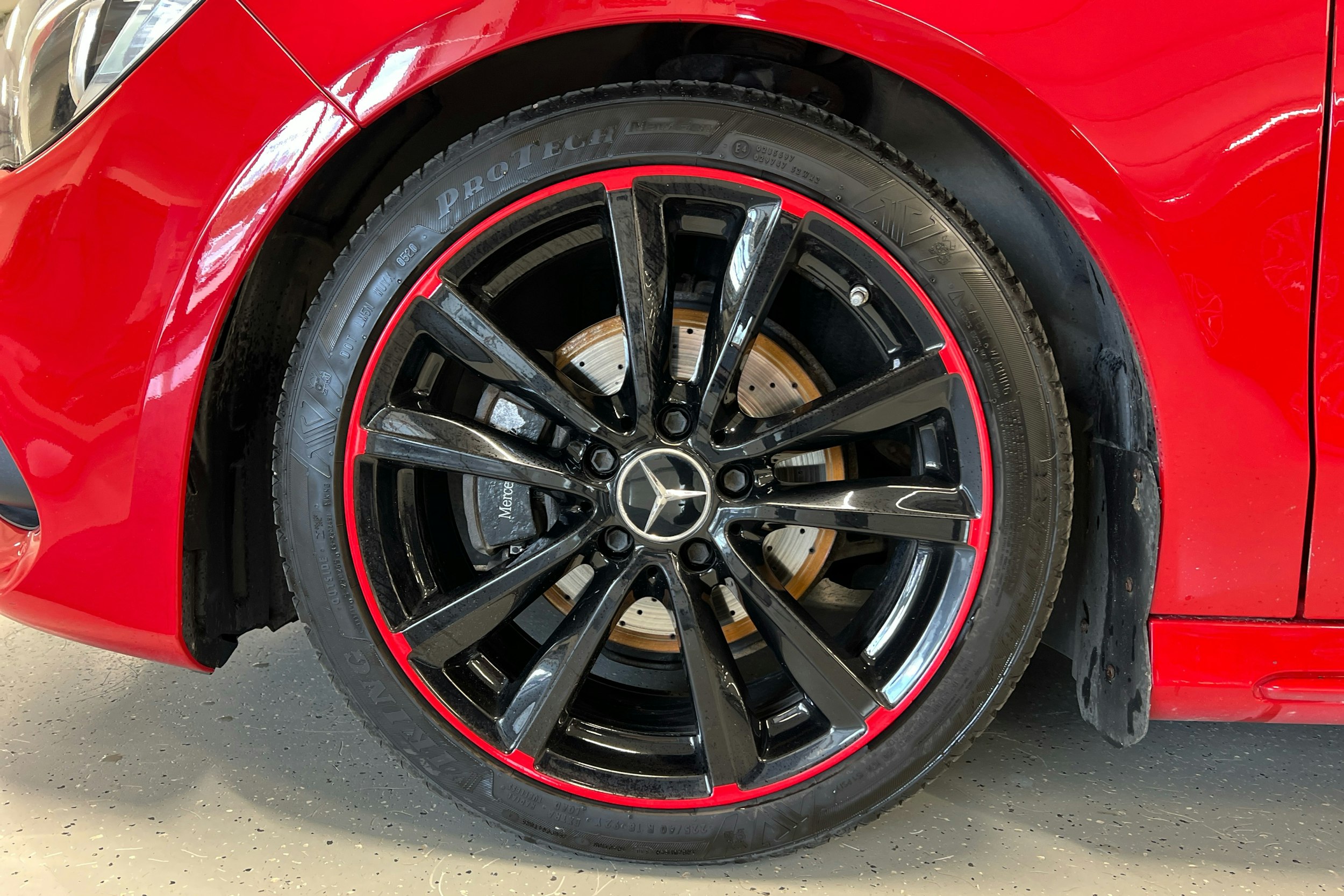 Punainen Mercedes-Benz CLA 2017 kuva 9.