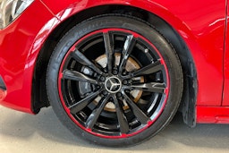 Punainen Mercedes-Benz CLA 2017 kuva 9.