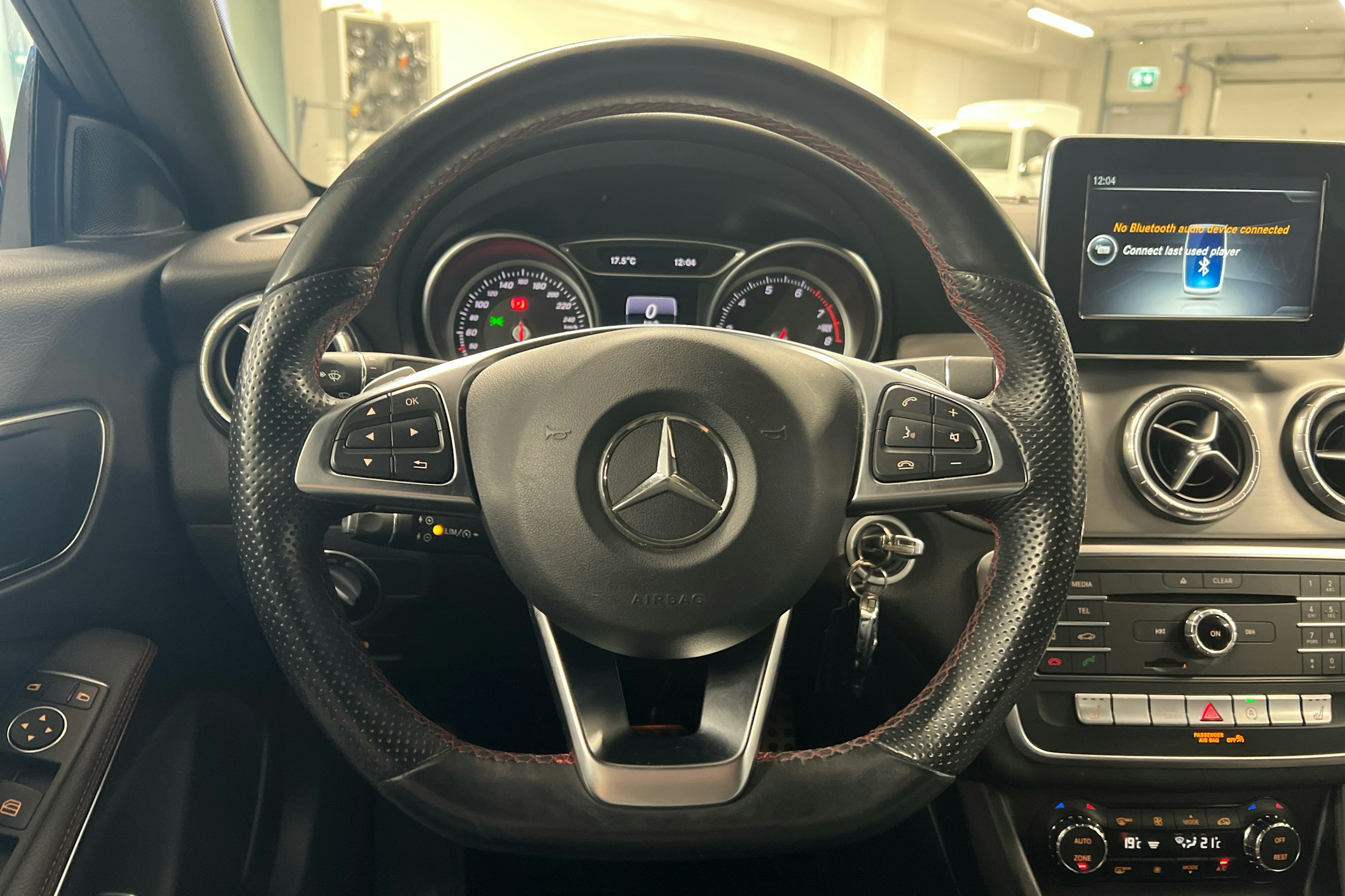 Punainen Mercedes-Benz CLA 2017 kuva 11.