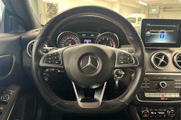 Punainen Mercedes-Benz CLA 2017 kuva 11.