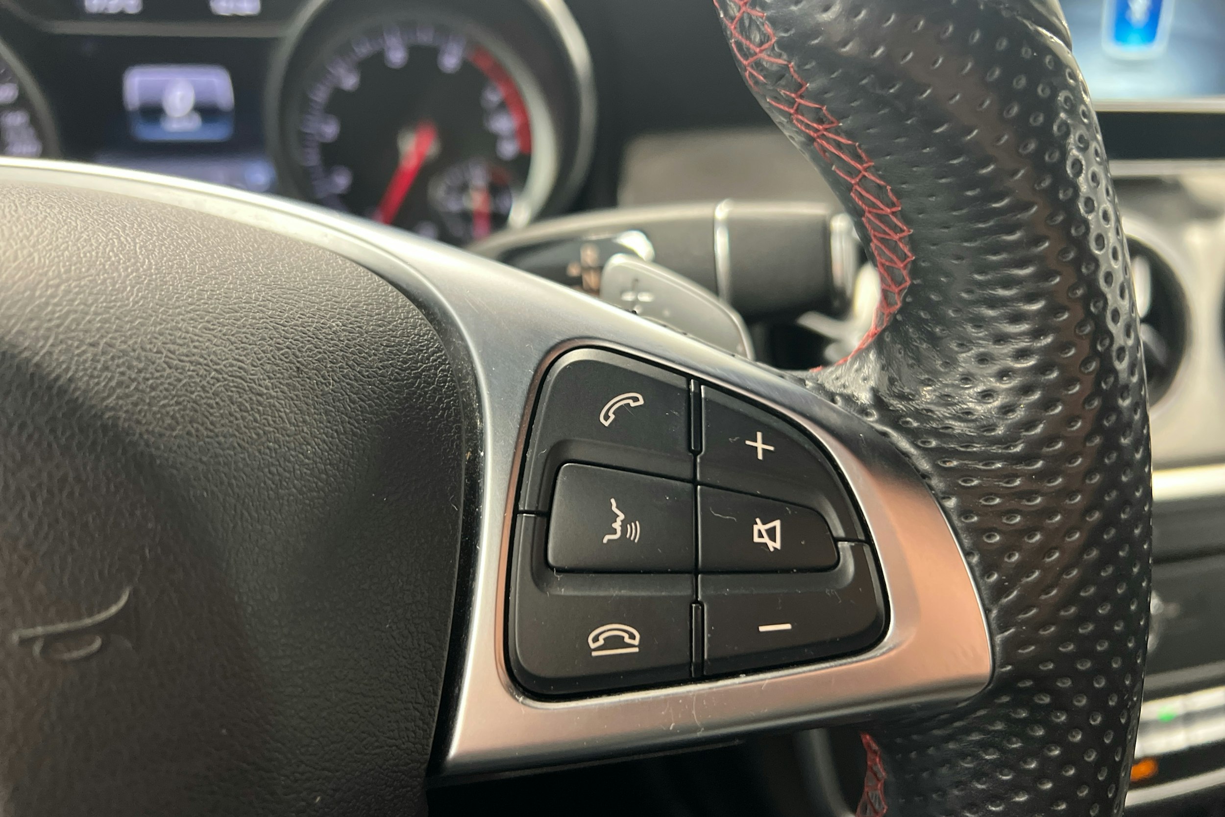 Punainen Mercedes-Benz CLA 2017 kuva 13.
