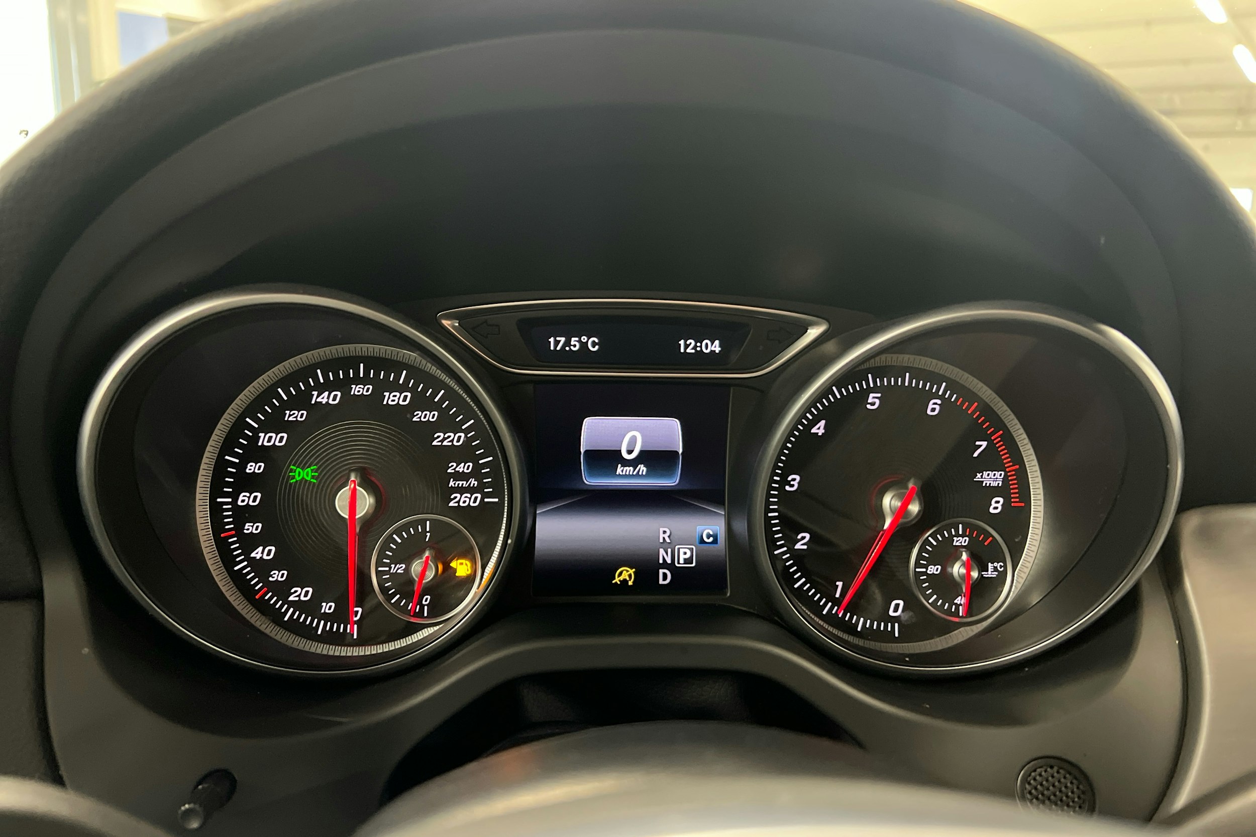 Punainen Mercedes-Benz CLA 2017 kuva 15.