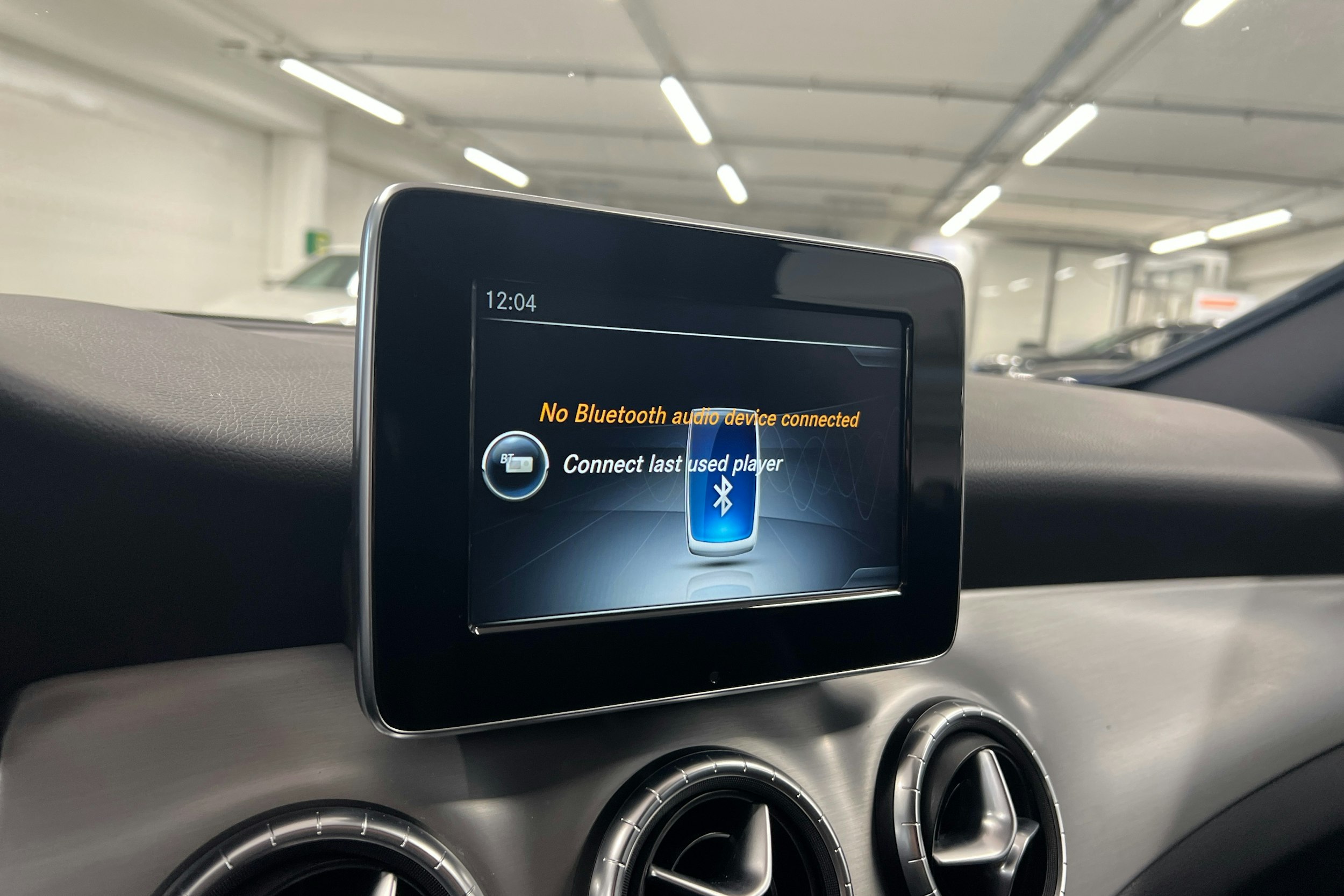 Punainen Mercedes-Benz CLA 2017 kuva 16.