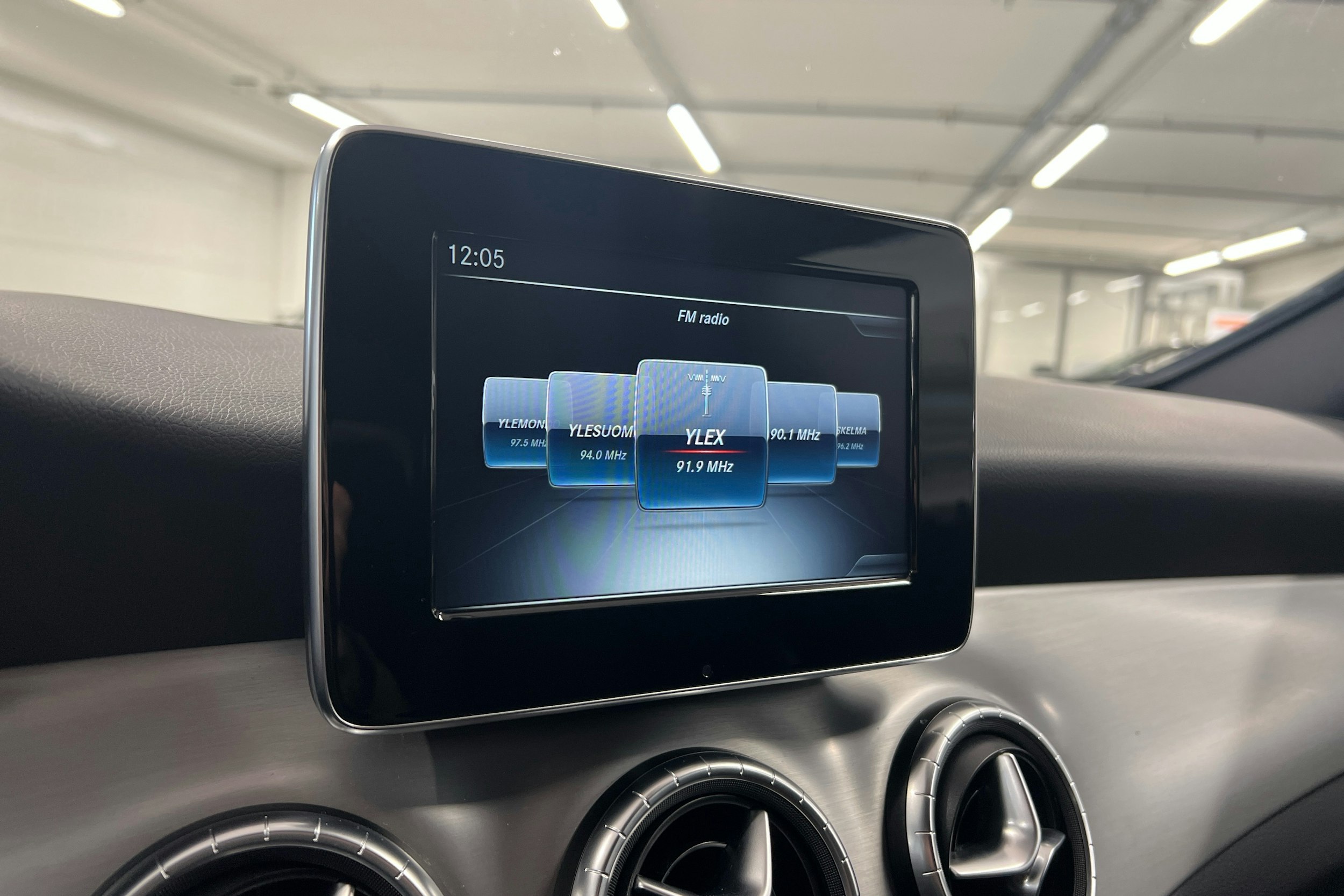 Punainen Mercedes-Benz CLA 2017 kuva 17.