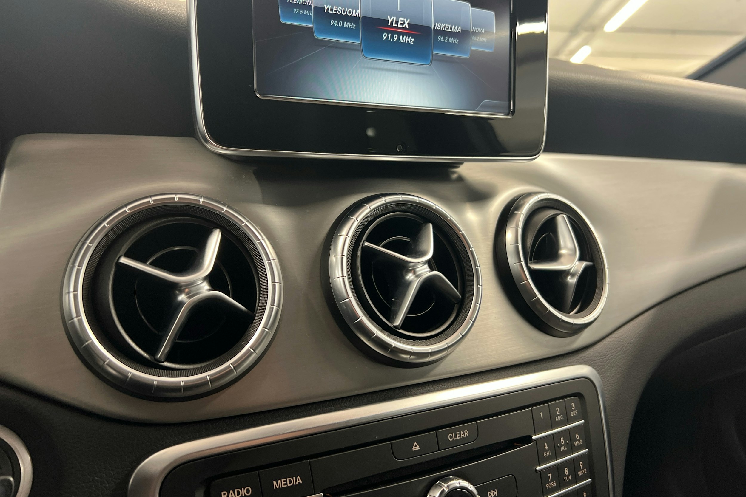 Punainen Mercedes-Benz CLA 2017 kuva 18.