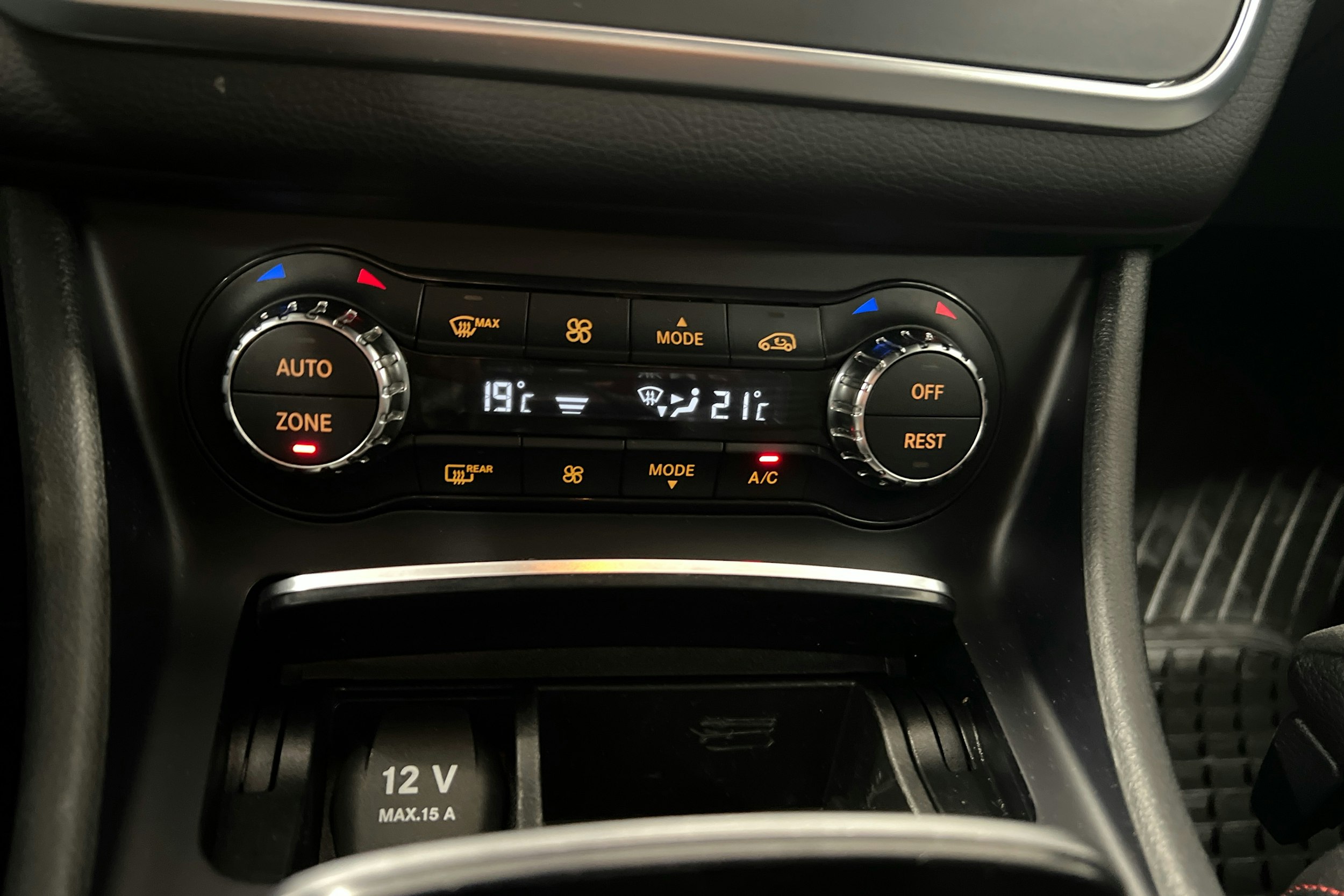 Punainen Mercedes-Benz CLA 2017 kuva 20.