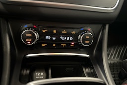 Punainen Mercedes-Benz CLA 2017 kuva 20.