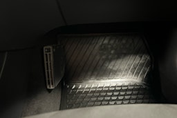 Punainen Mercedes-Benz CLA 2017 kuva 21.
