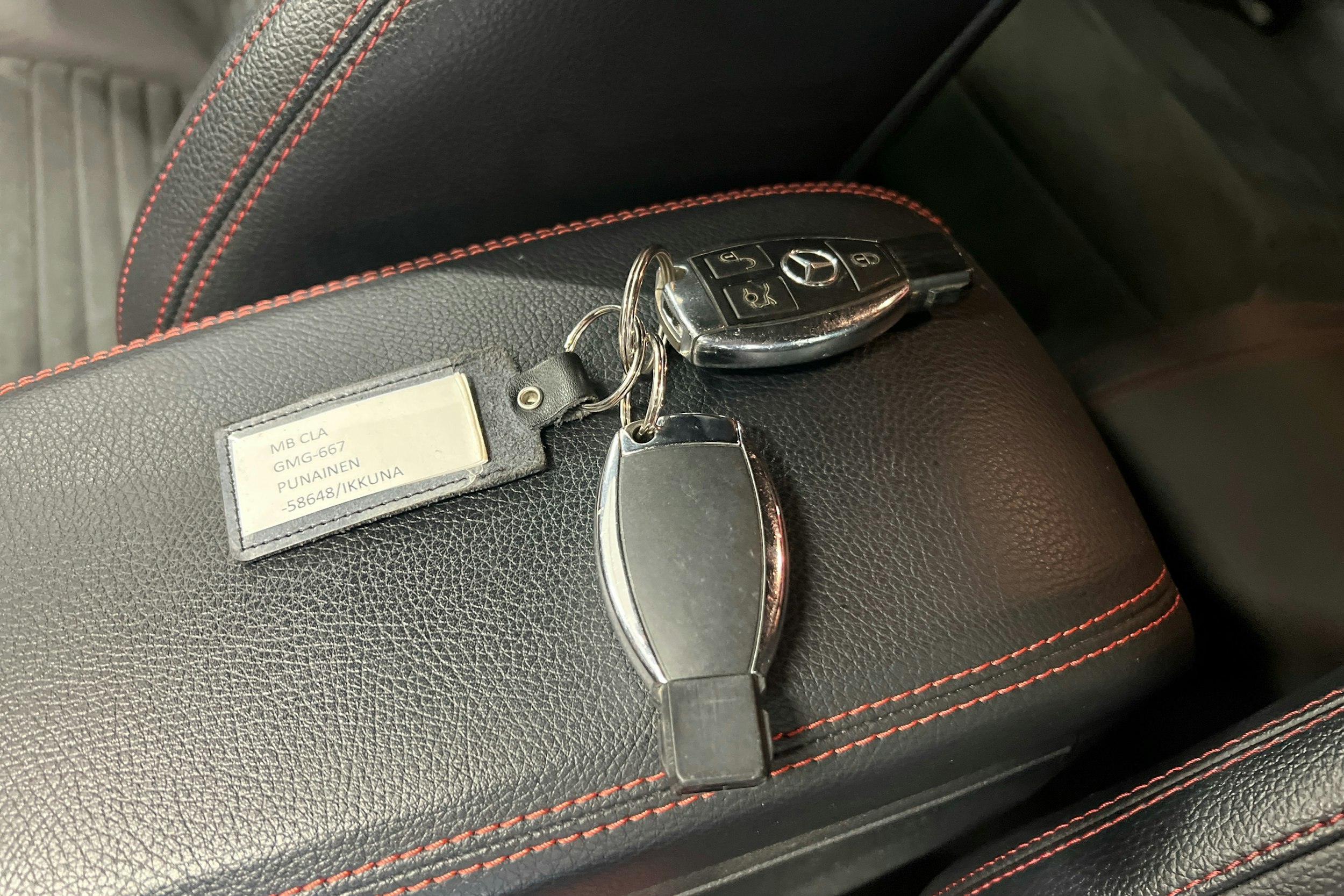 Punainen Mercedes-Benz CLA 2017 kuva 25.