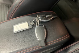 Punainen Mercedes-Benz CLA 2017 kuva 25.