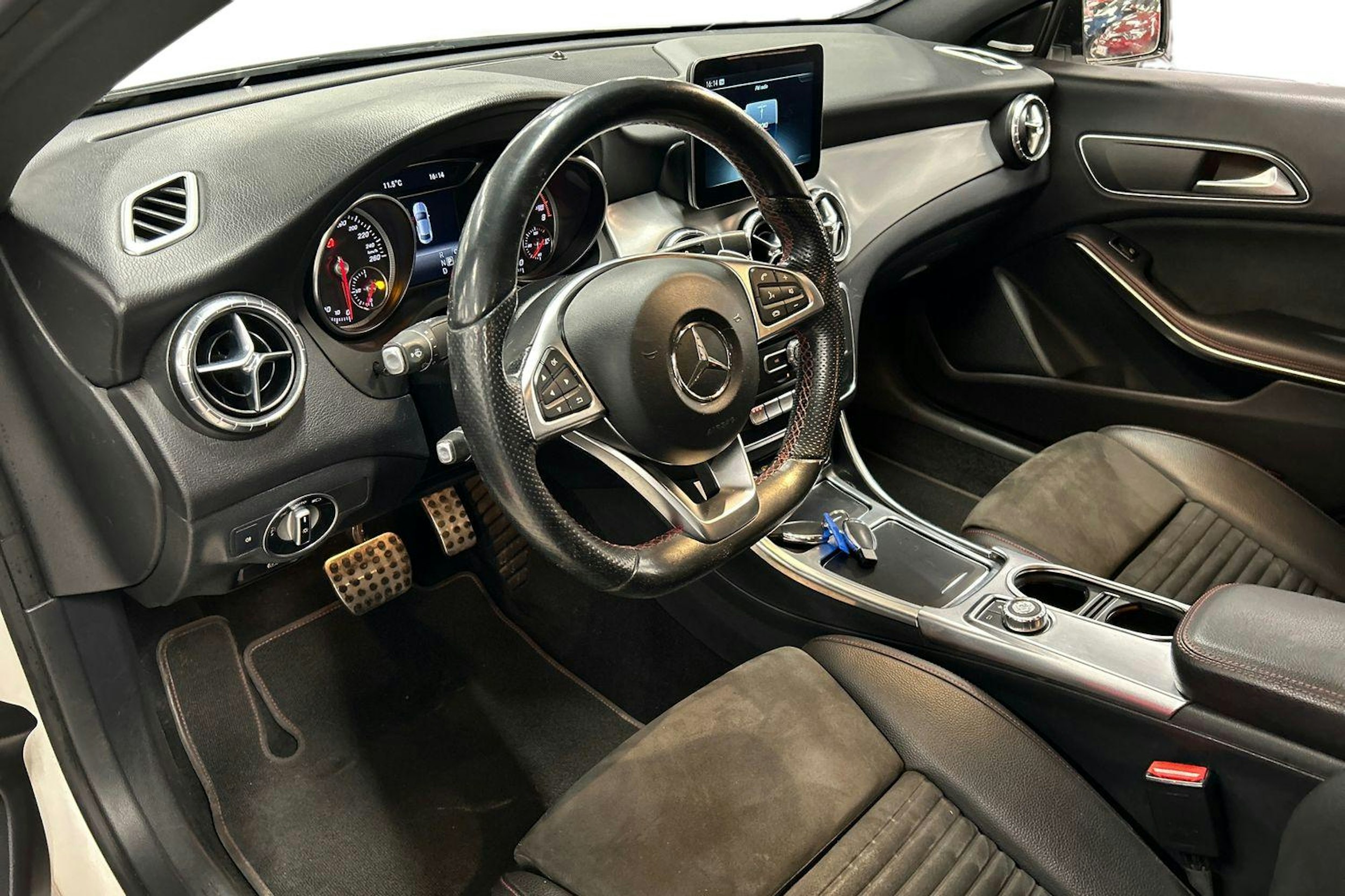 valkoinen Mercedes-Benz CLA 2017 kuva 3.