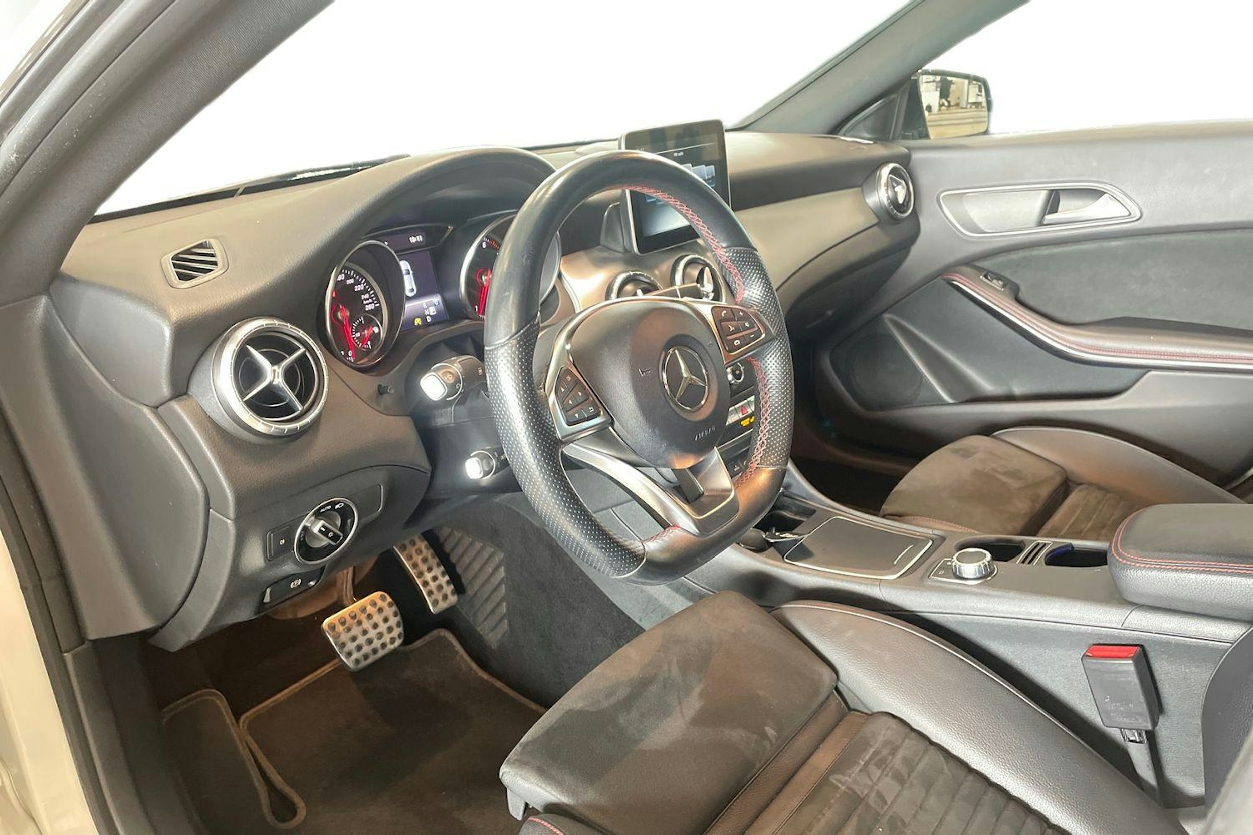 valkoinen Mercedes-Benz CLA 2017 kuva 6.