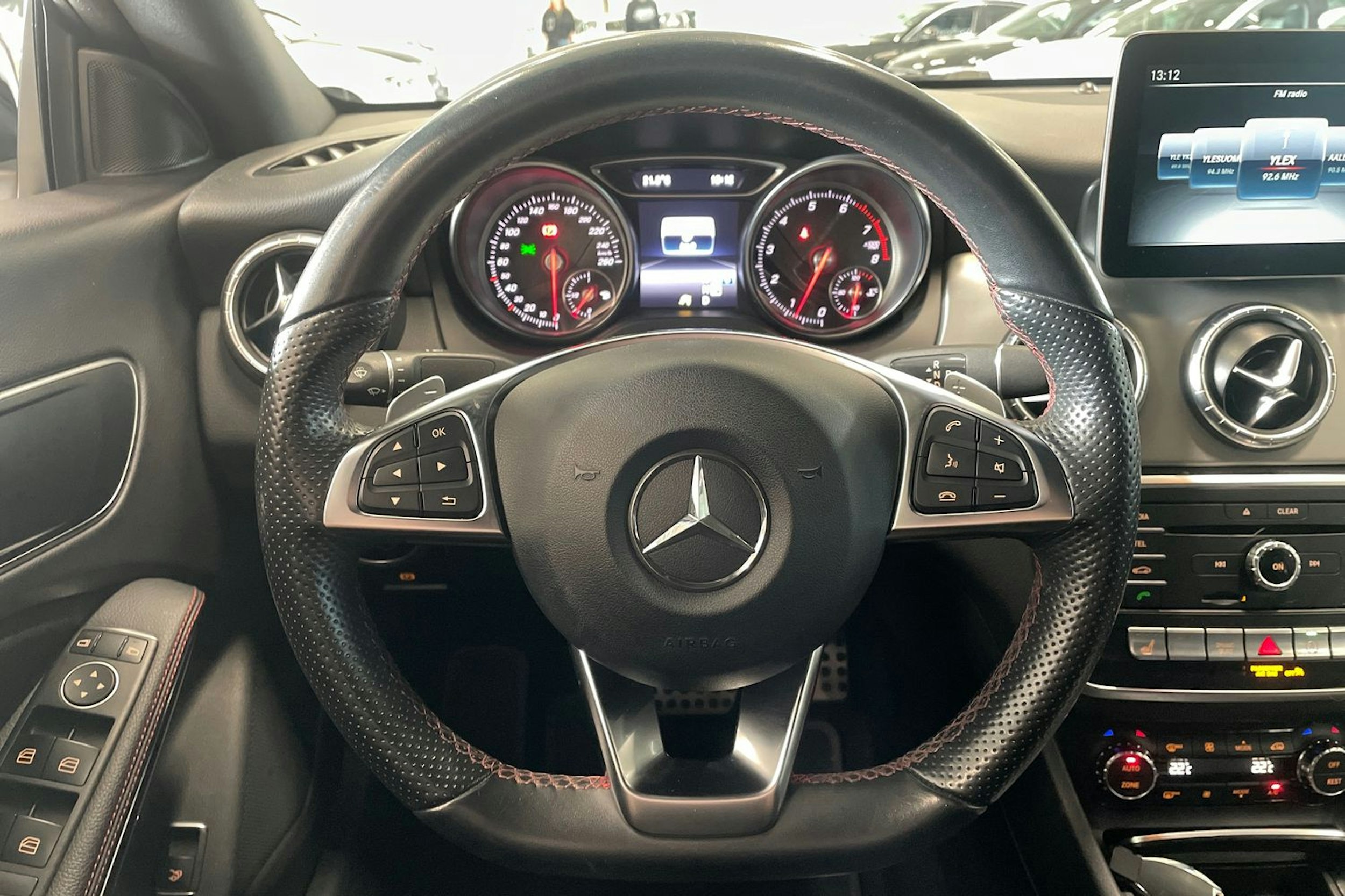 valkoinen Mercedes-Benz CLA 2017 kuva 12.