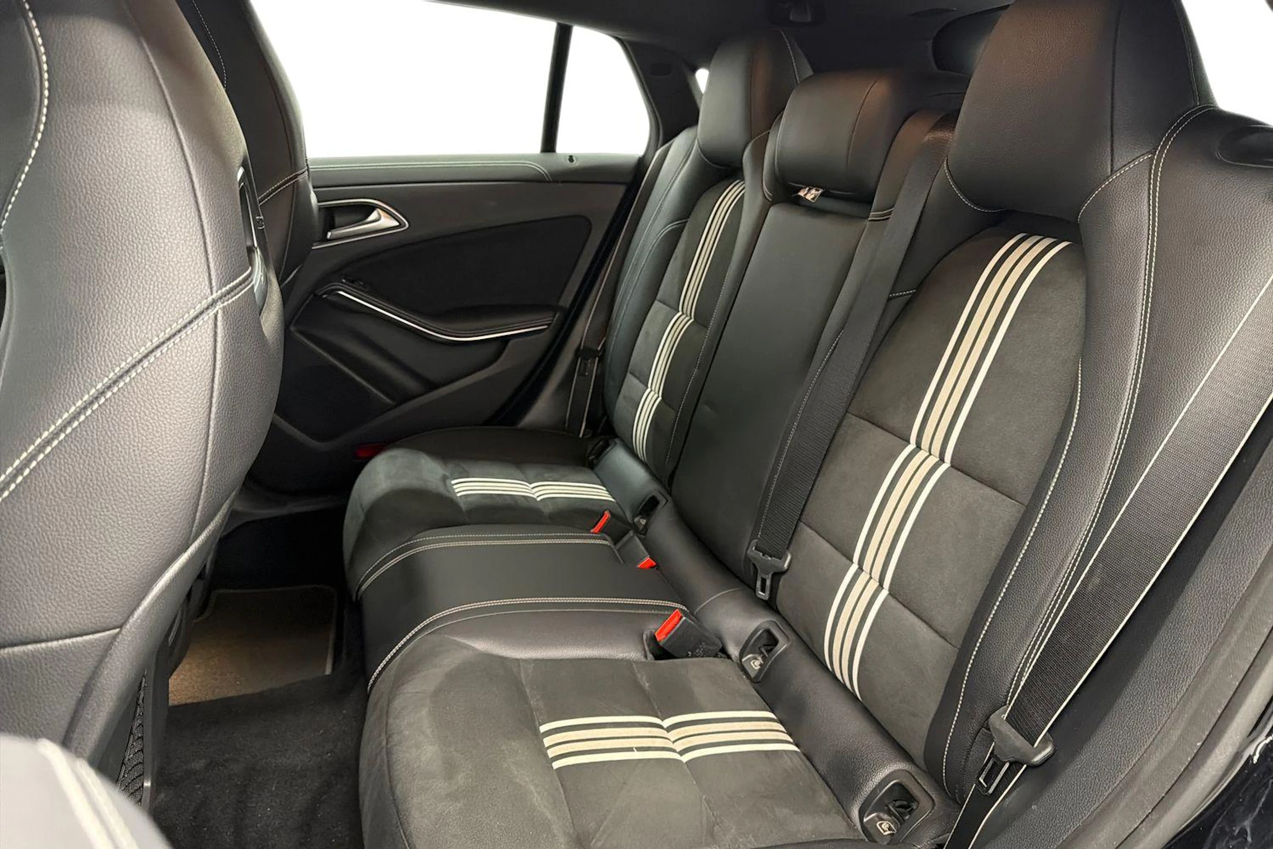 musta Mercedes-Benz CLA 2017 kuva 8.