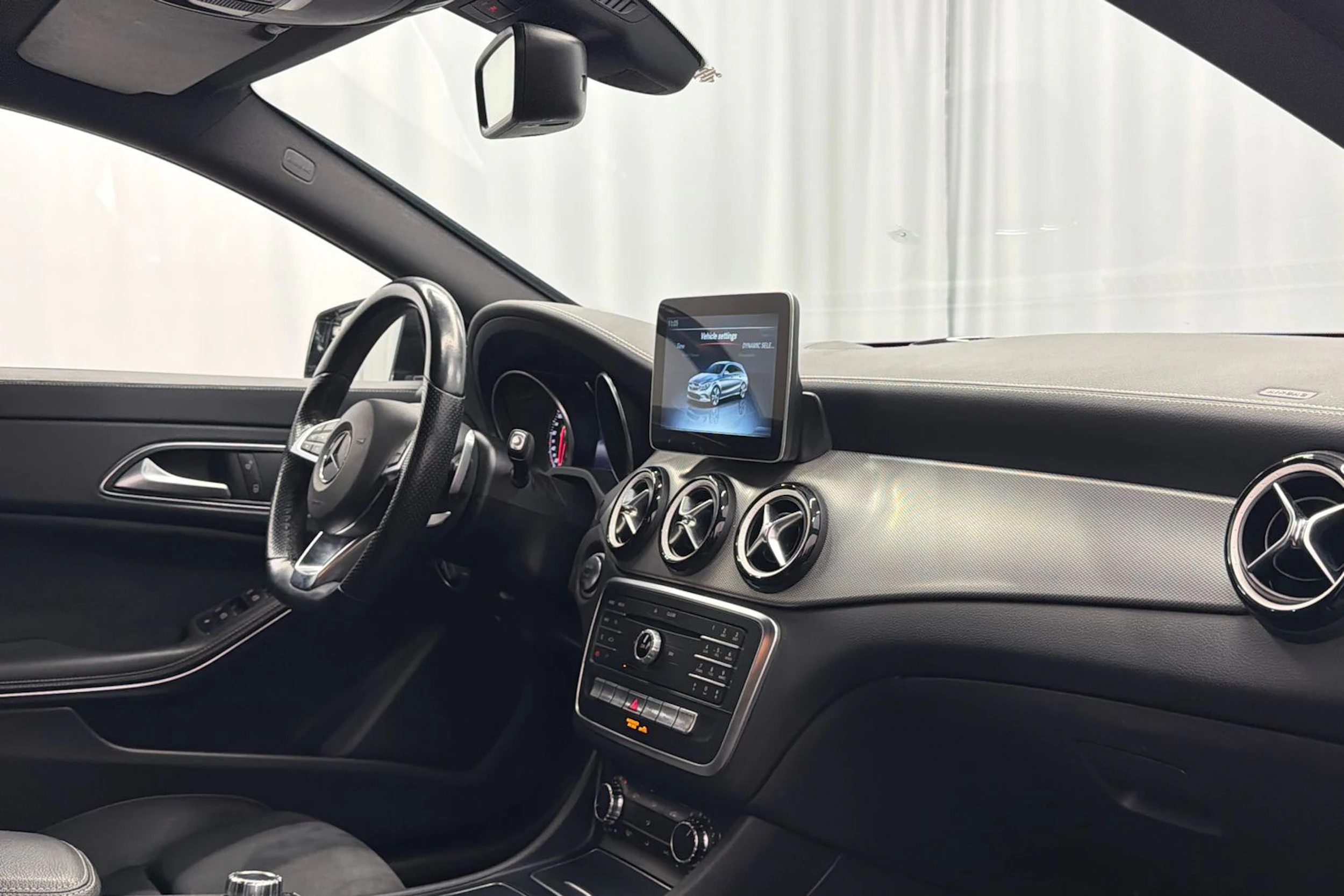 musta Mercedes-Benz CLA 2017 kuva 12.