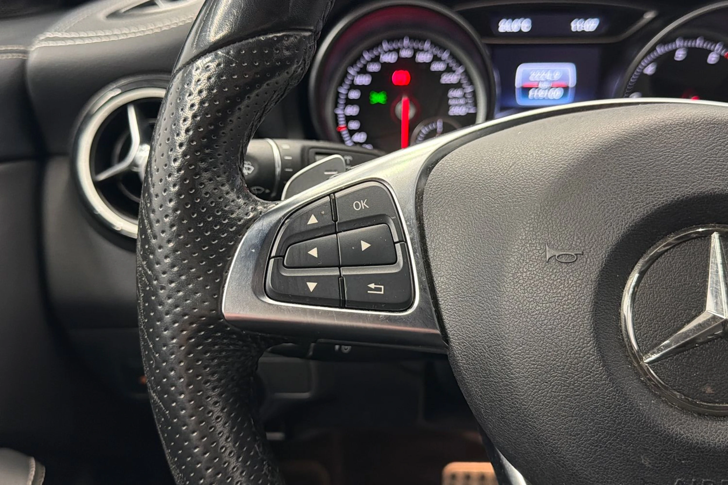 musta Mercedes-Benz CLA 2017 kuva 16.
