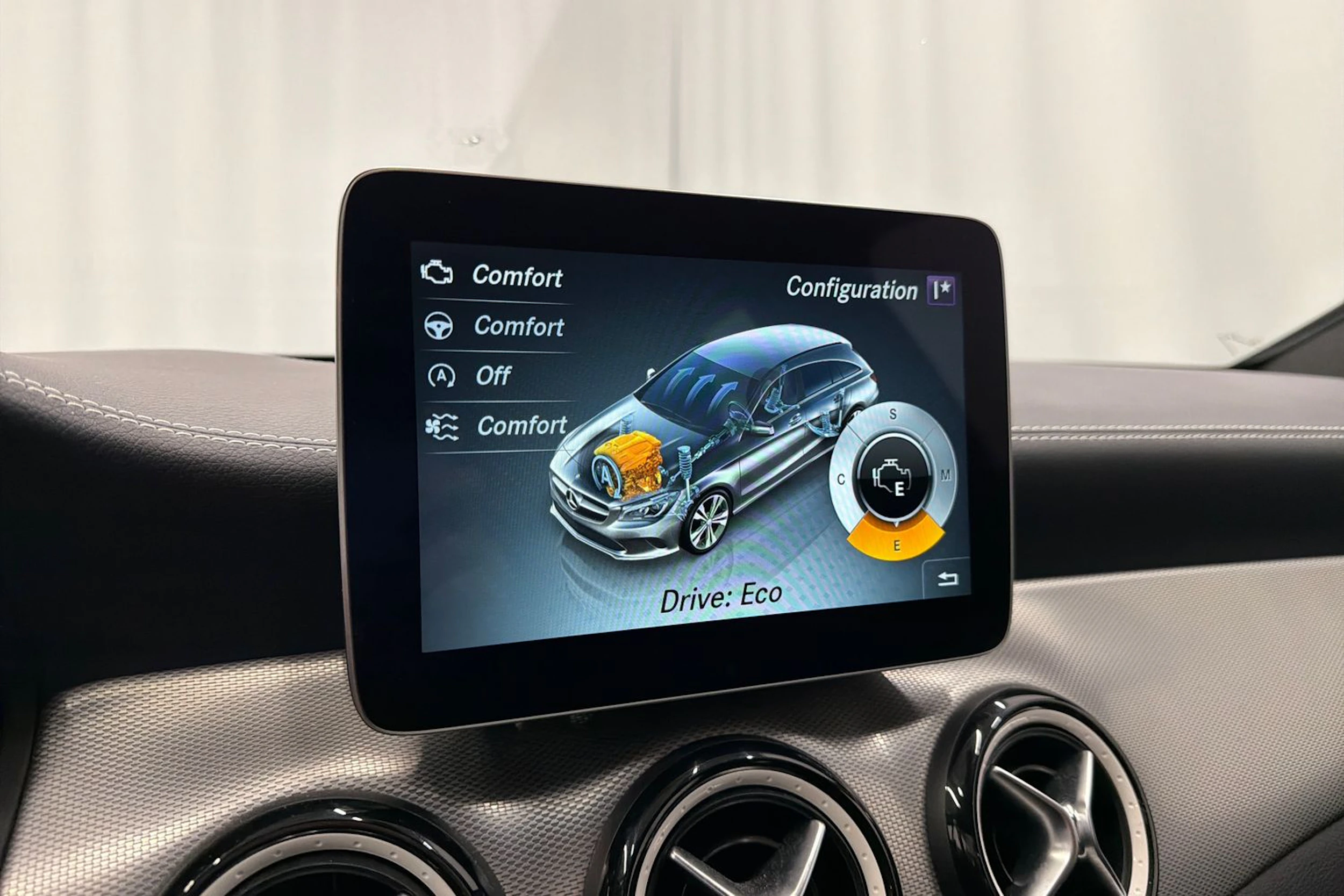 musta Mercedes-Benz CLA 2017 kuva 18.