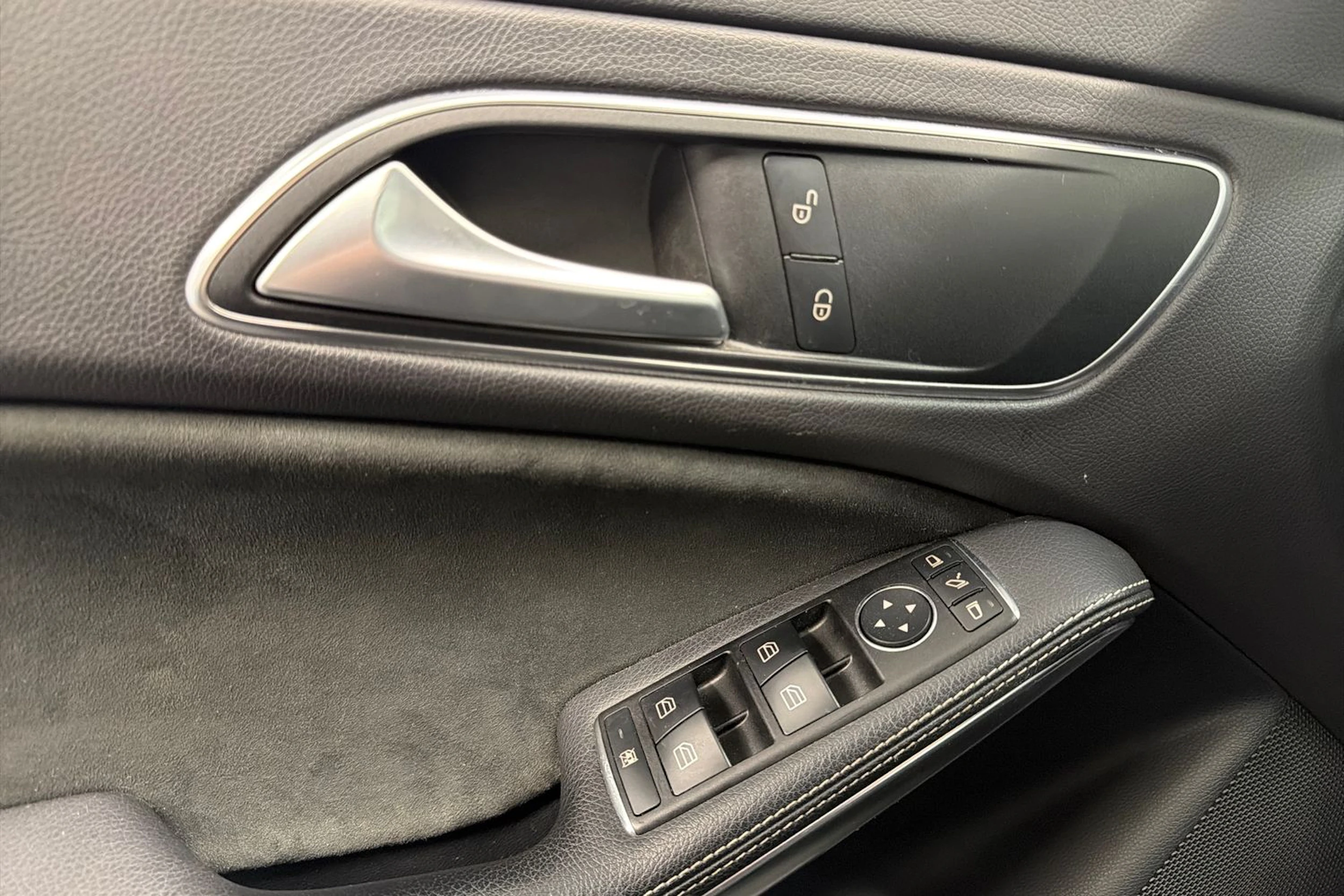 musta Mercedes-Benz CLA 2017 kuva 23.