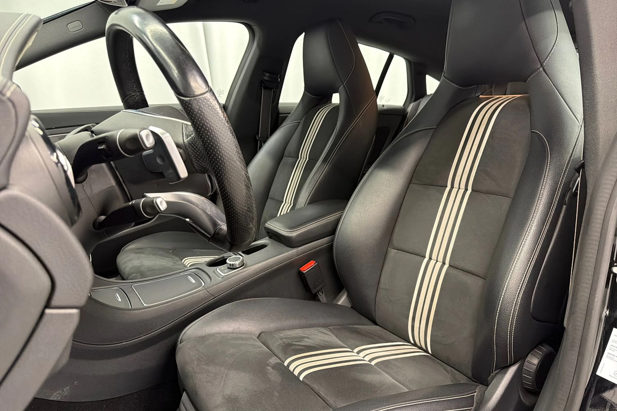 musta Mercedes-Benz CLA 2017 kuva 24.