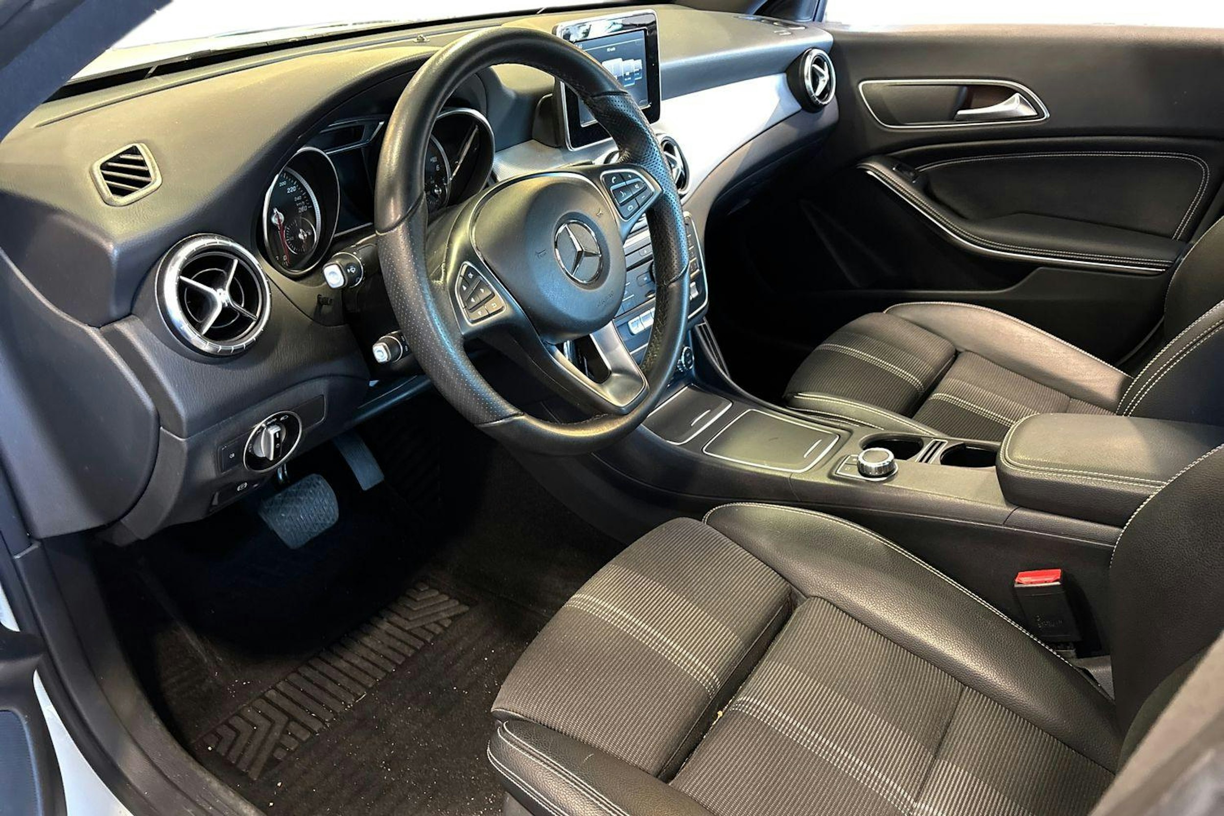 valkoinen Mercedes-Benz CLA 2017 kuva 3.