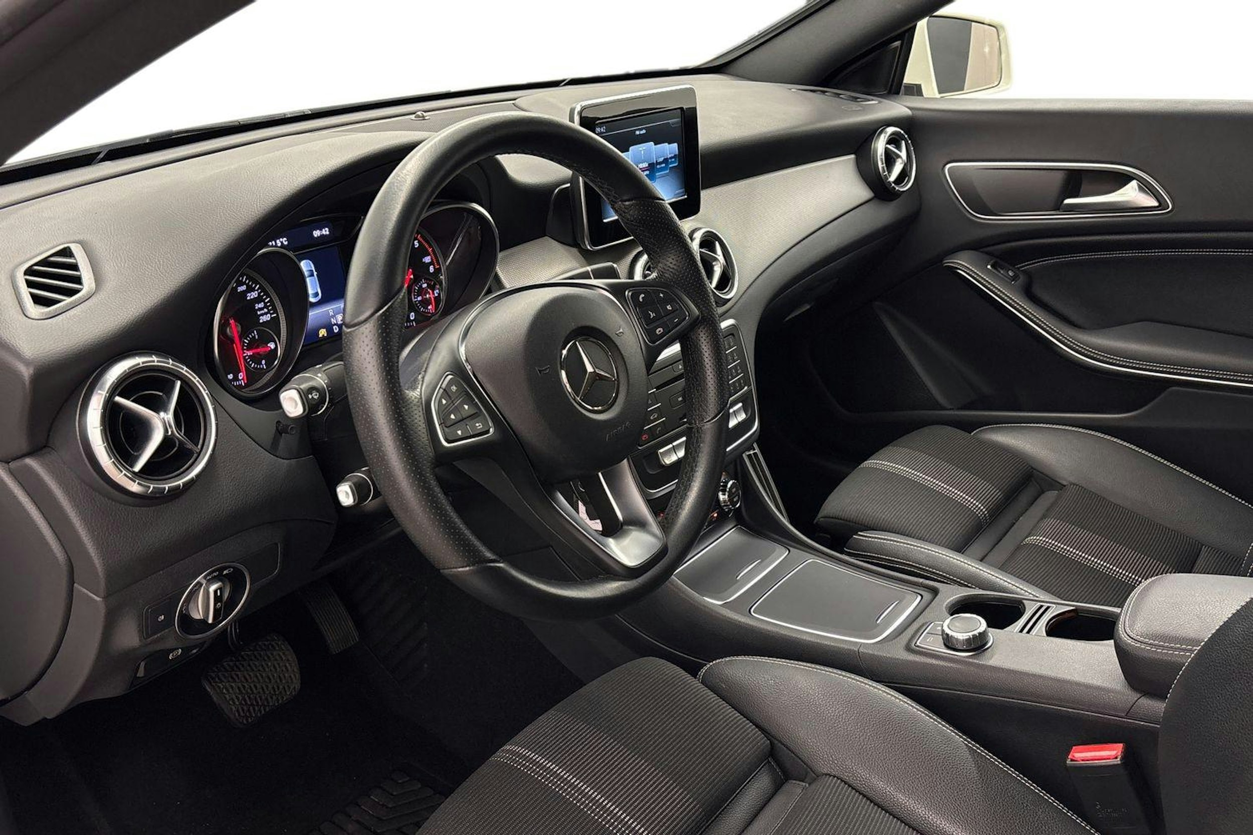 valkoinen Mercedes-Benz CLA 2017 kuva 7.