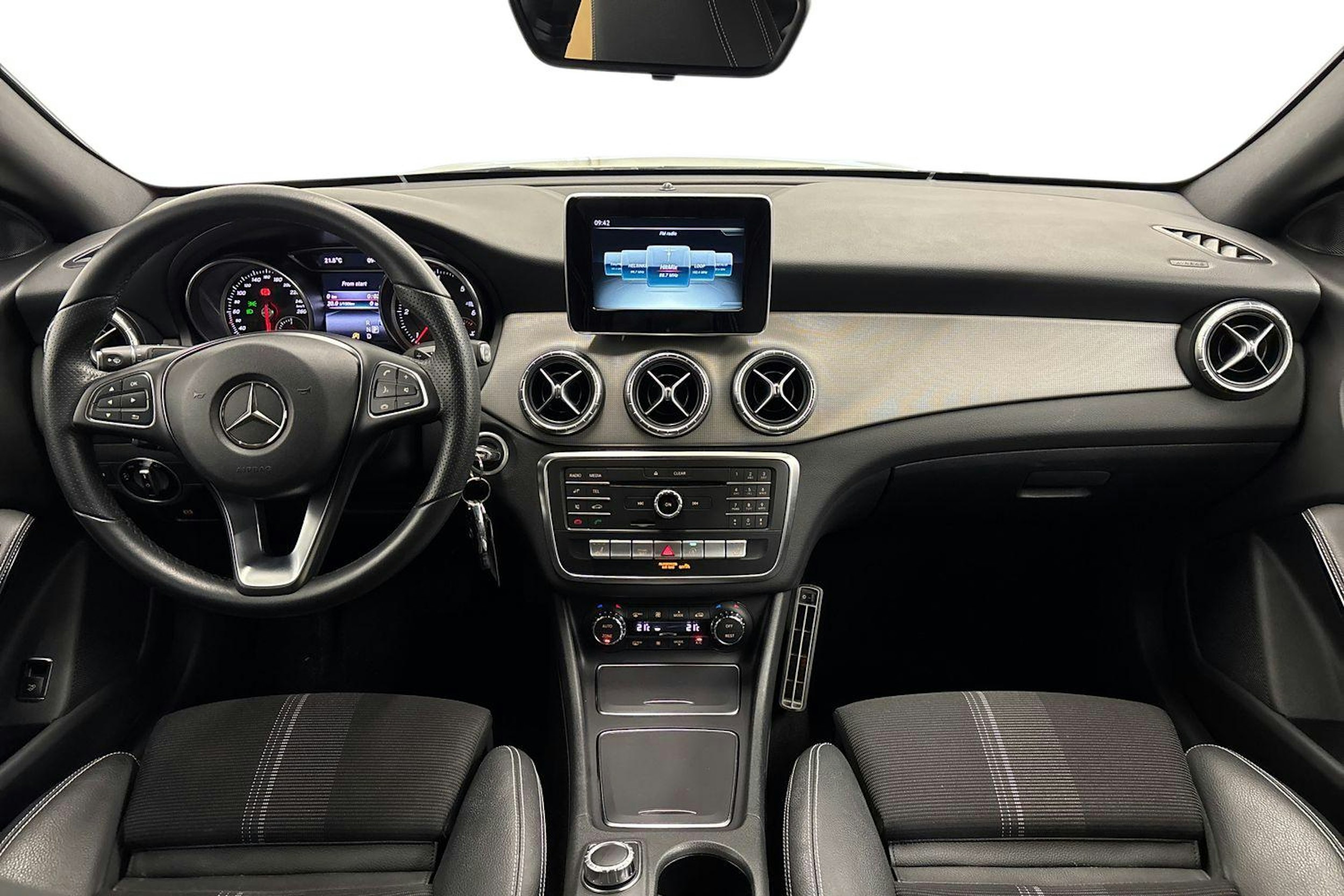 valkoinen Mercedes-Benz CLA 2017 kuva 9.