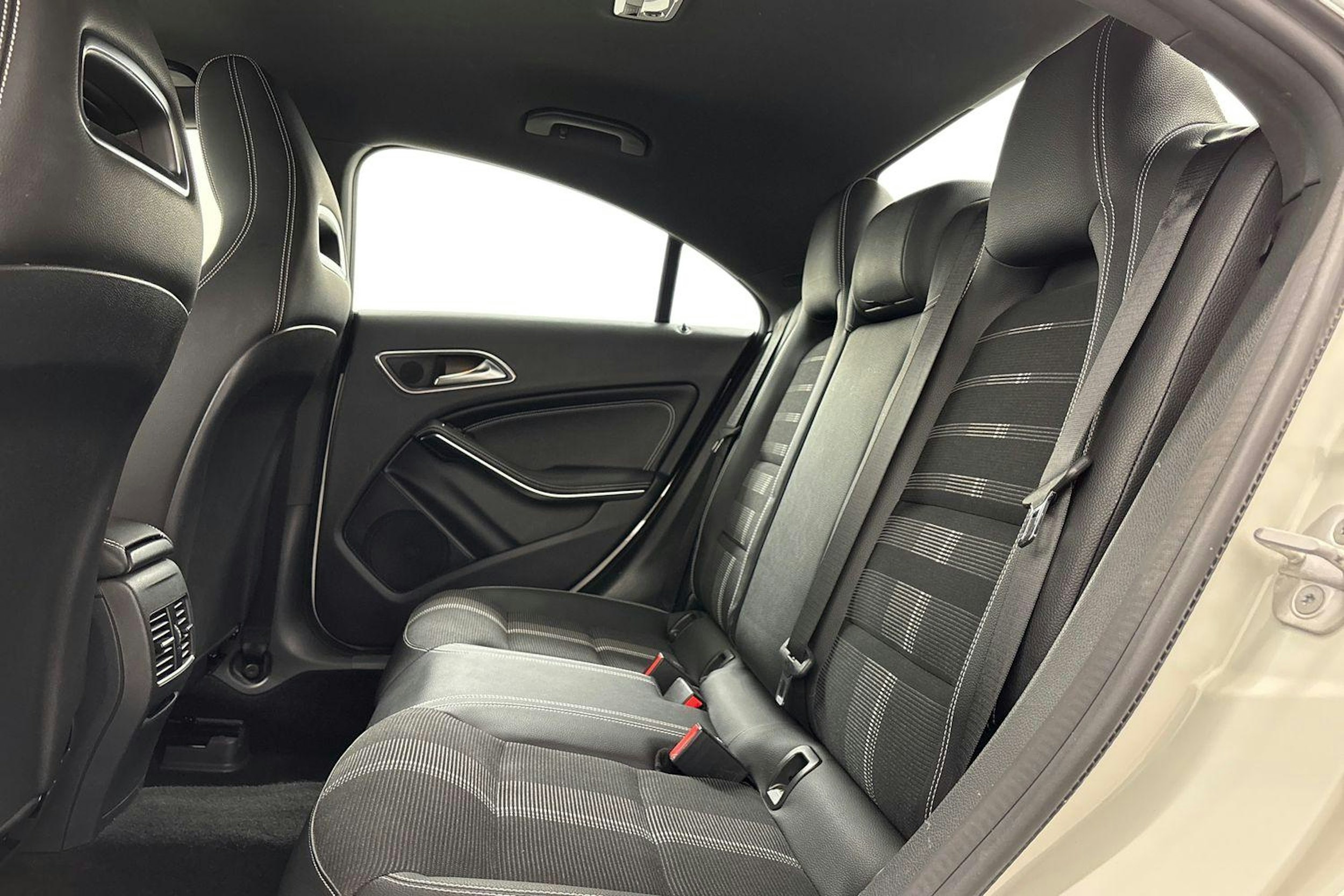 valkoinen Mercedes-Benz CLA 2017 kuva 10.