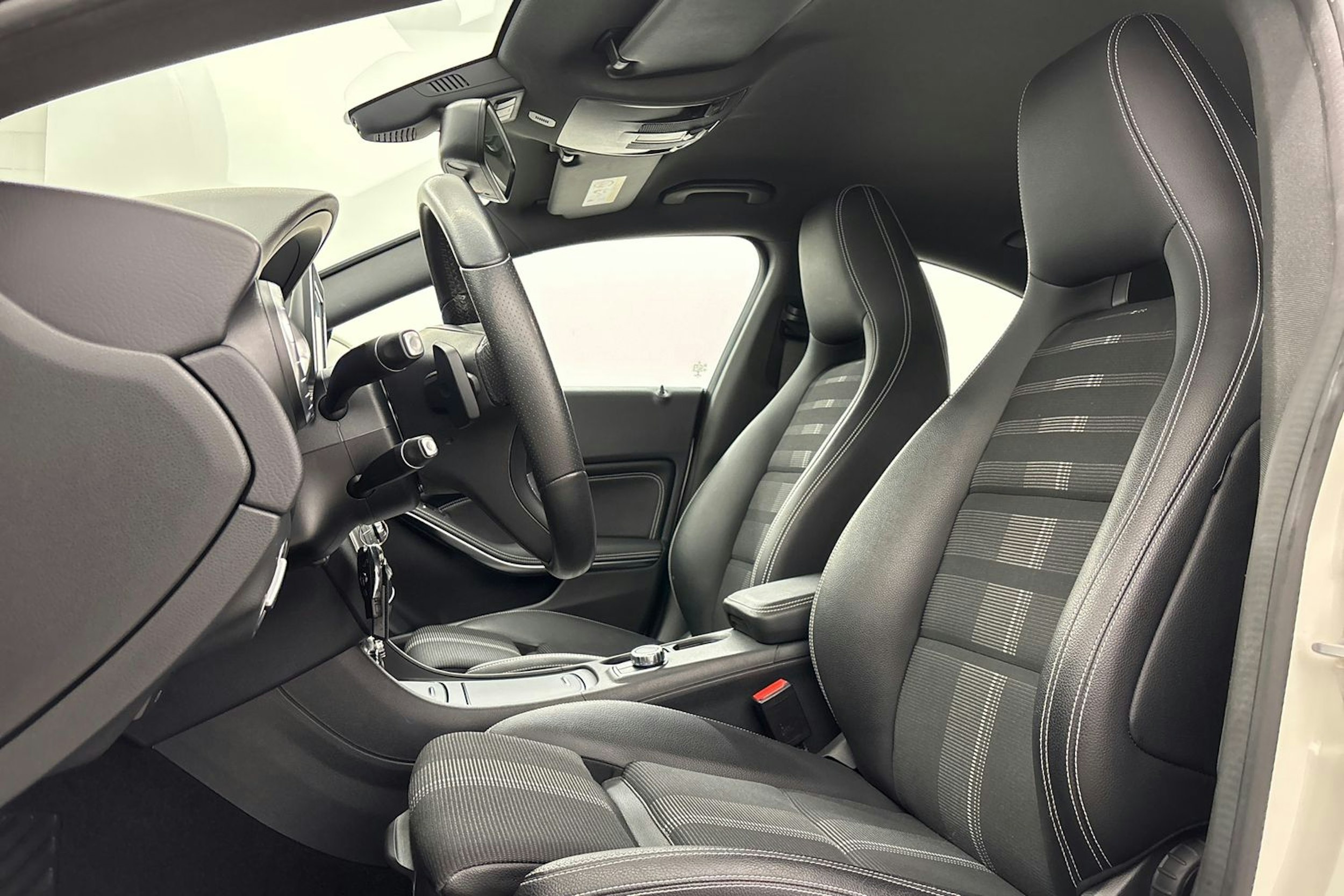 valkoinen Mercedes-Benz CLA 2017 kuva 14.