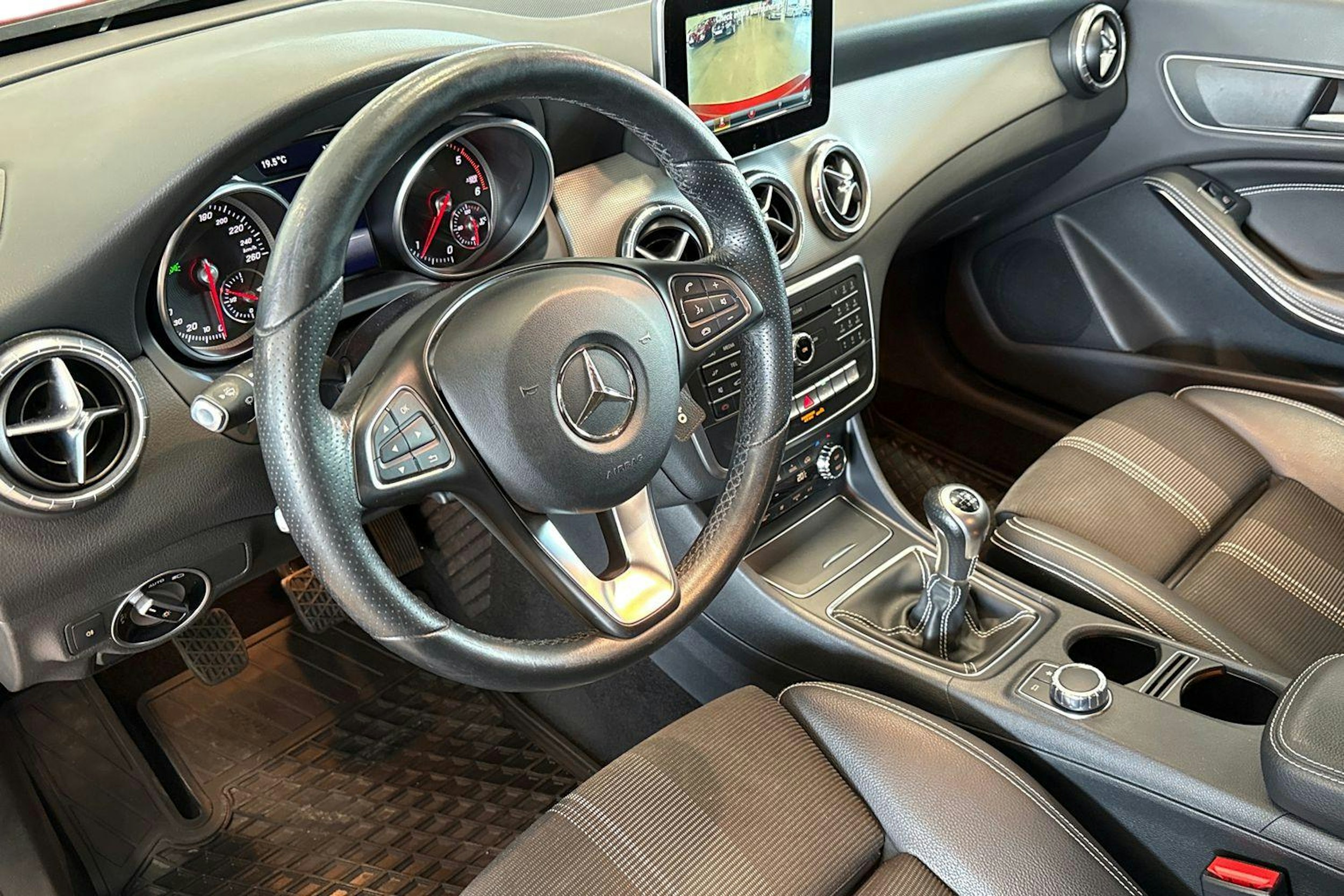 punainen Mercedes-Benz CLA 2017 kuva 6.
