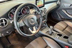 punainen Mercedes-Benz CLA 2017 kuva 6.