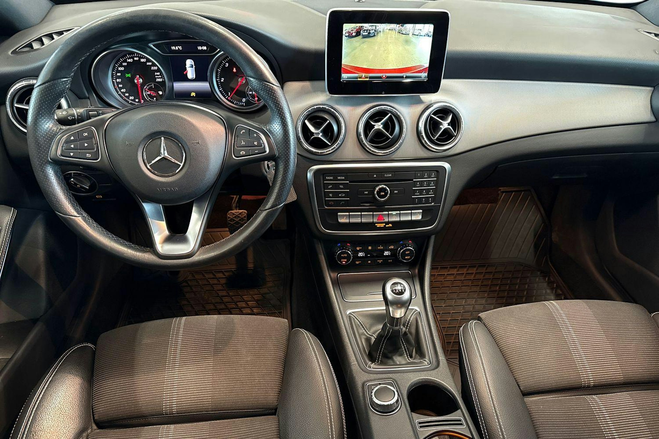 punainen Mercedes-Benz CLA 2017 kuva 7.