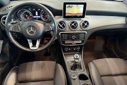 punainen Mercedes-Benz CLA 2017 kuva 7.