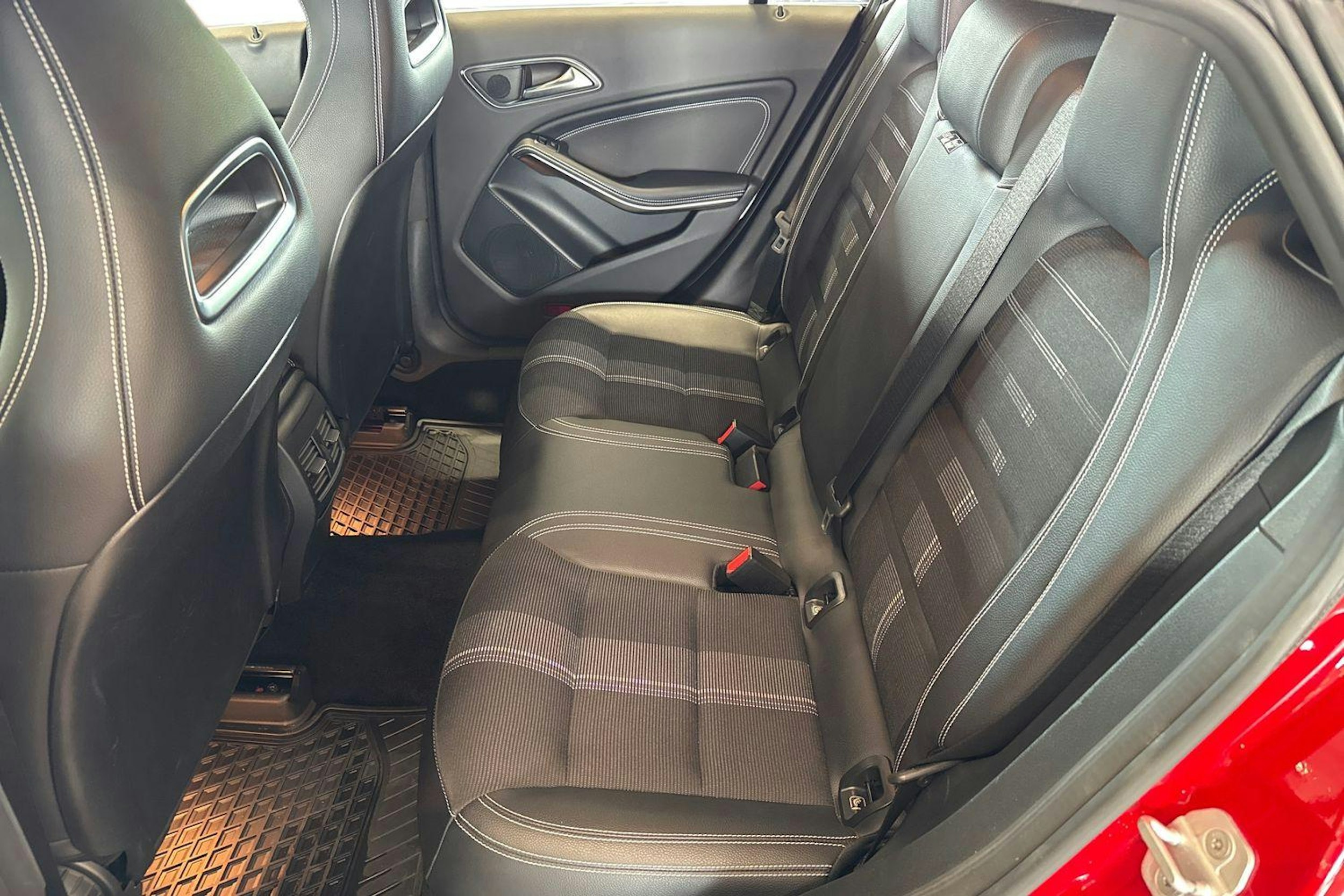punainen Mercedes-Benz CLA 2017 kuva 8.