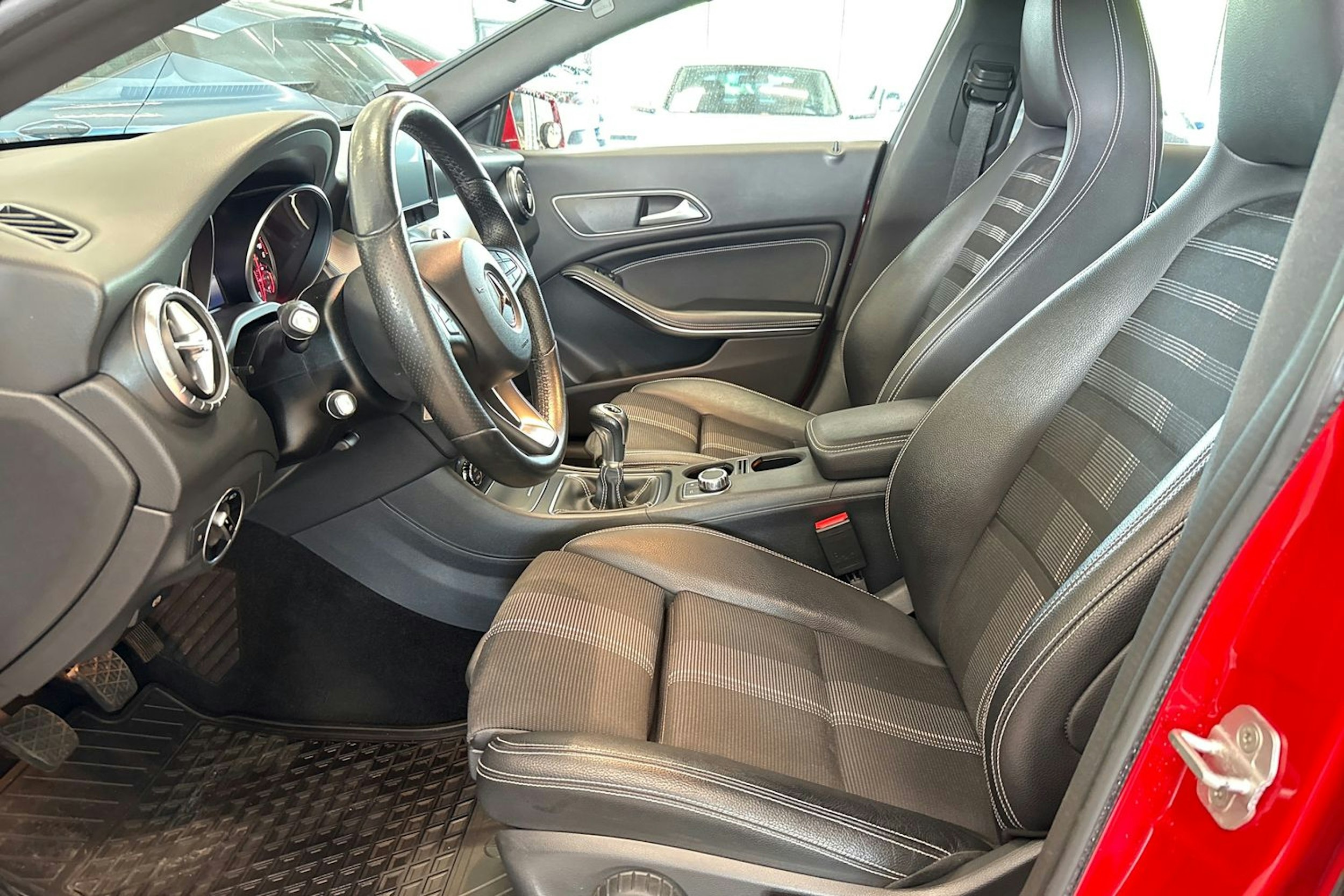 punainen Mercedes-Benz CLA 2017 kuva 13.