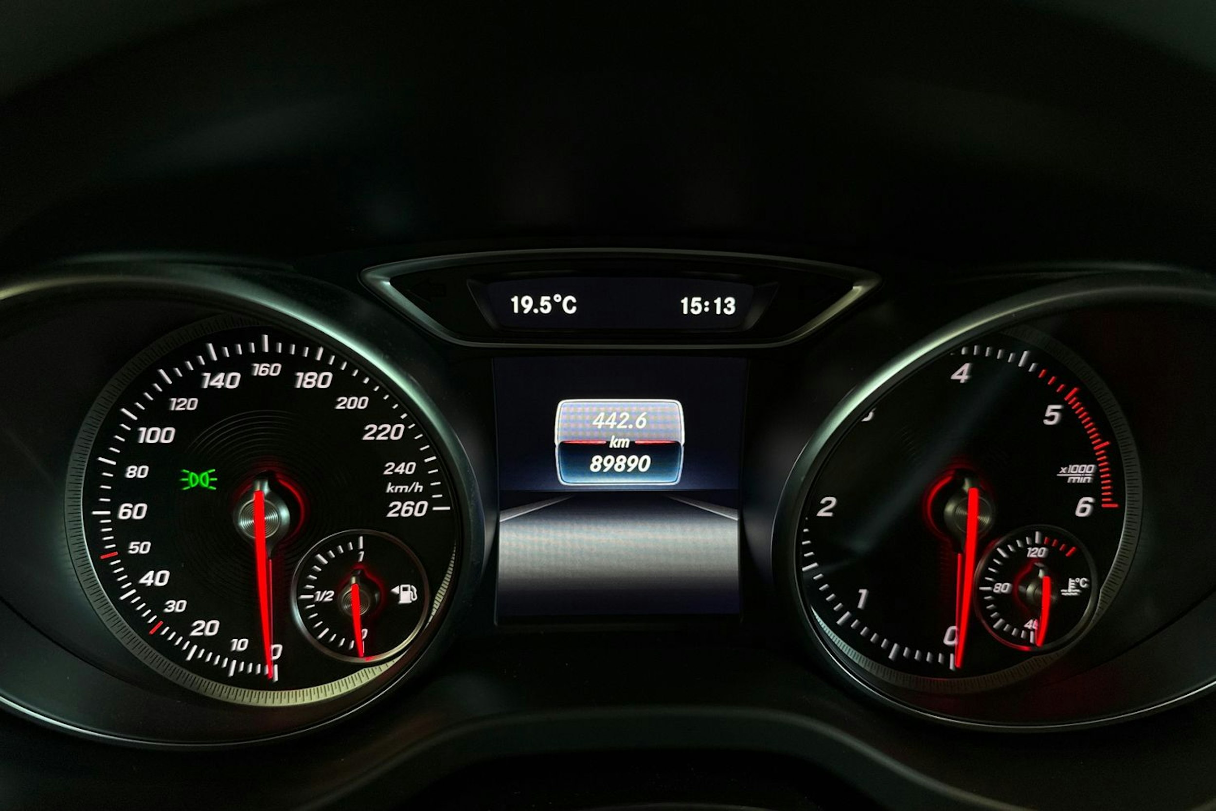 punainen Mercedes-Benz CLA 2017 kuva 14.