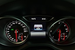 punainen Mercedes-Benz CLA 2017 kuva 14.