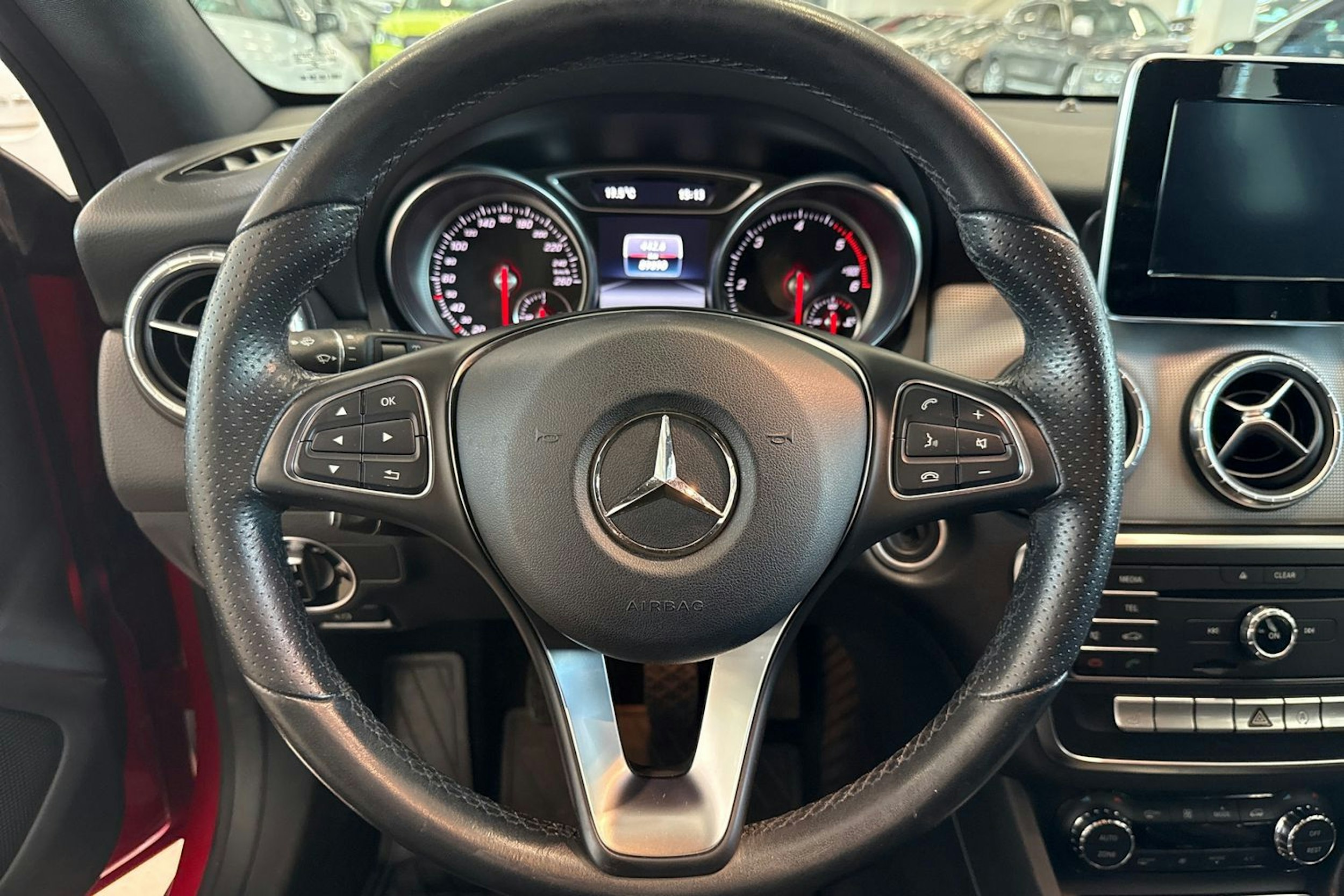 punainen Mercedes-Benz CLA 2017 kuva 15.