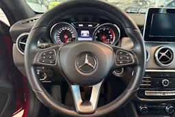 punainen Mercedes-Benz CLA 2017 kuva 15.