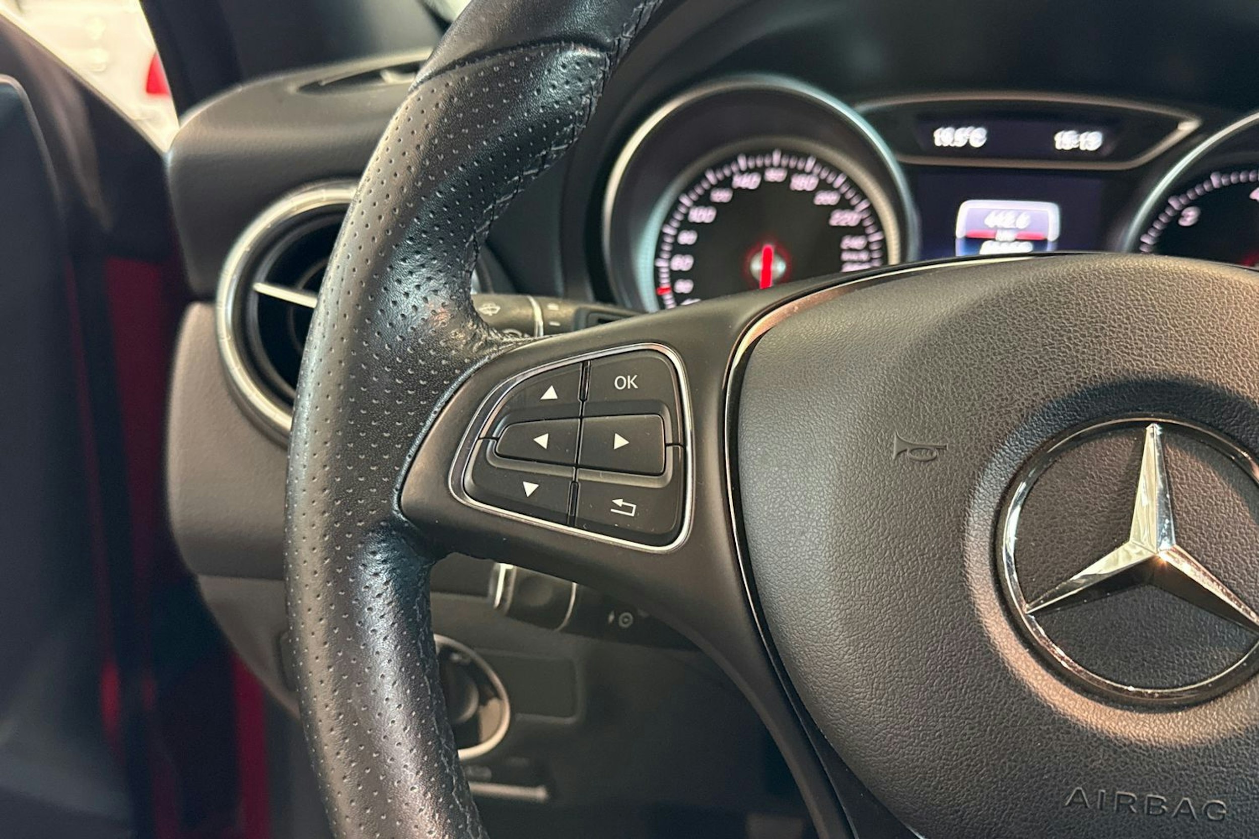 punainen Mercedes-Benz CLA 2017 kuva 16.