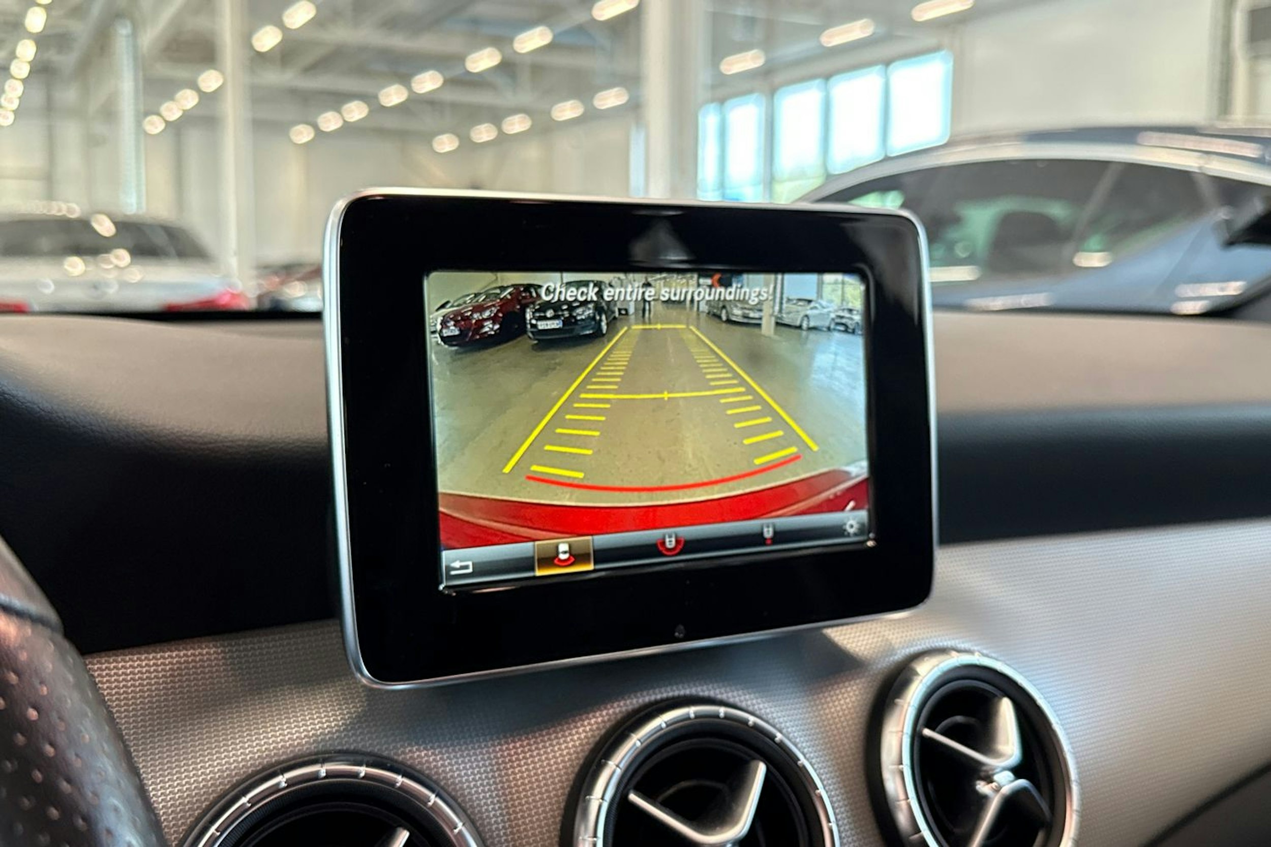 punainen Mercedes-Benz CLA 2017 kuva 18.
