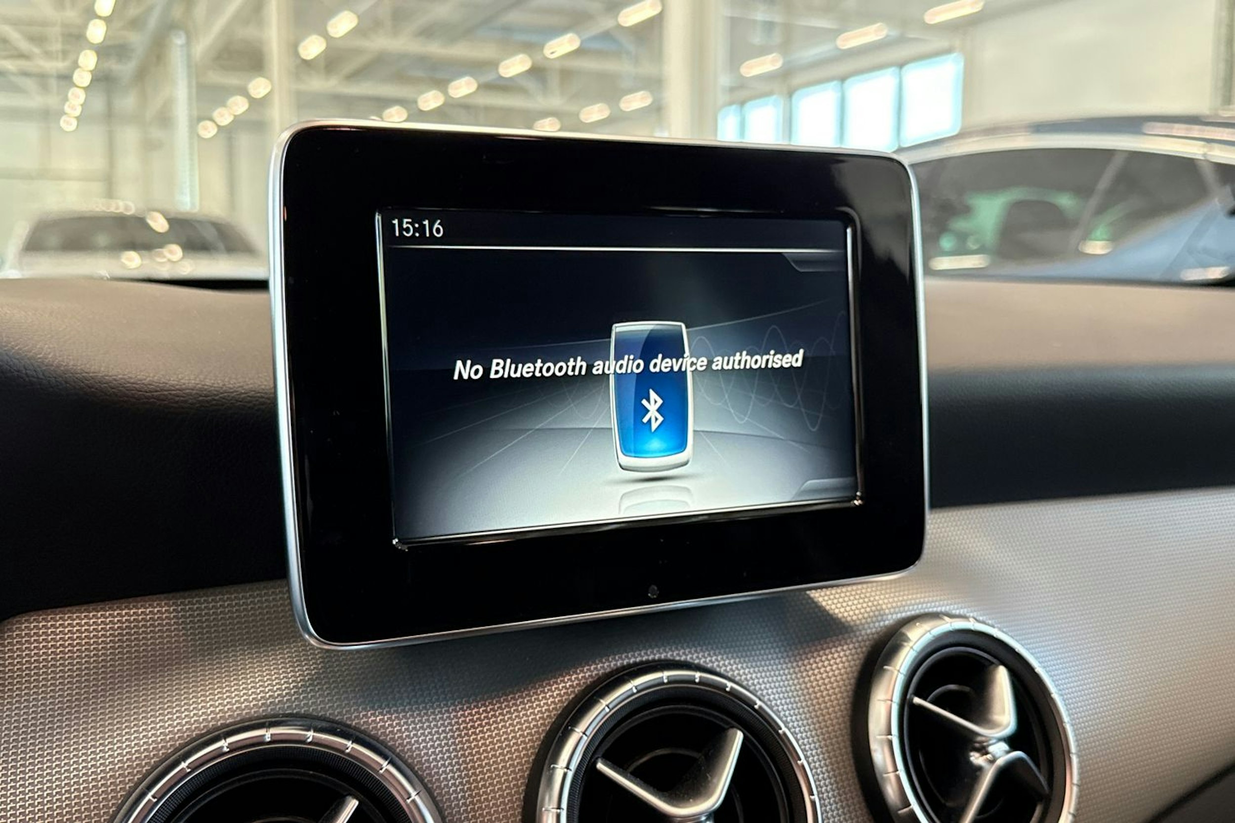 punainen Mercedes-Benz CLA 2017 kuva 19.