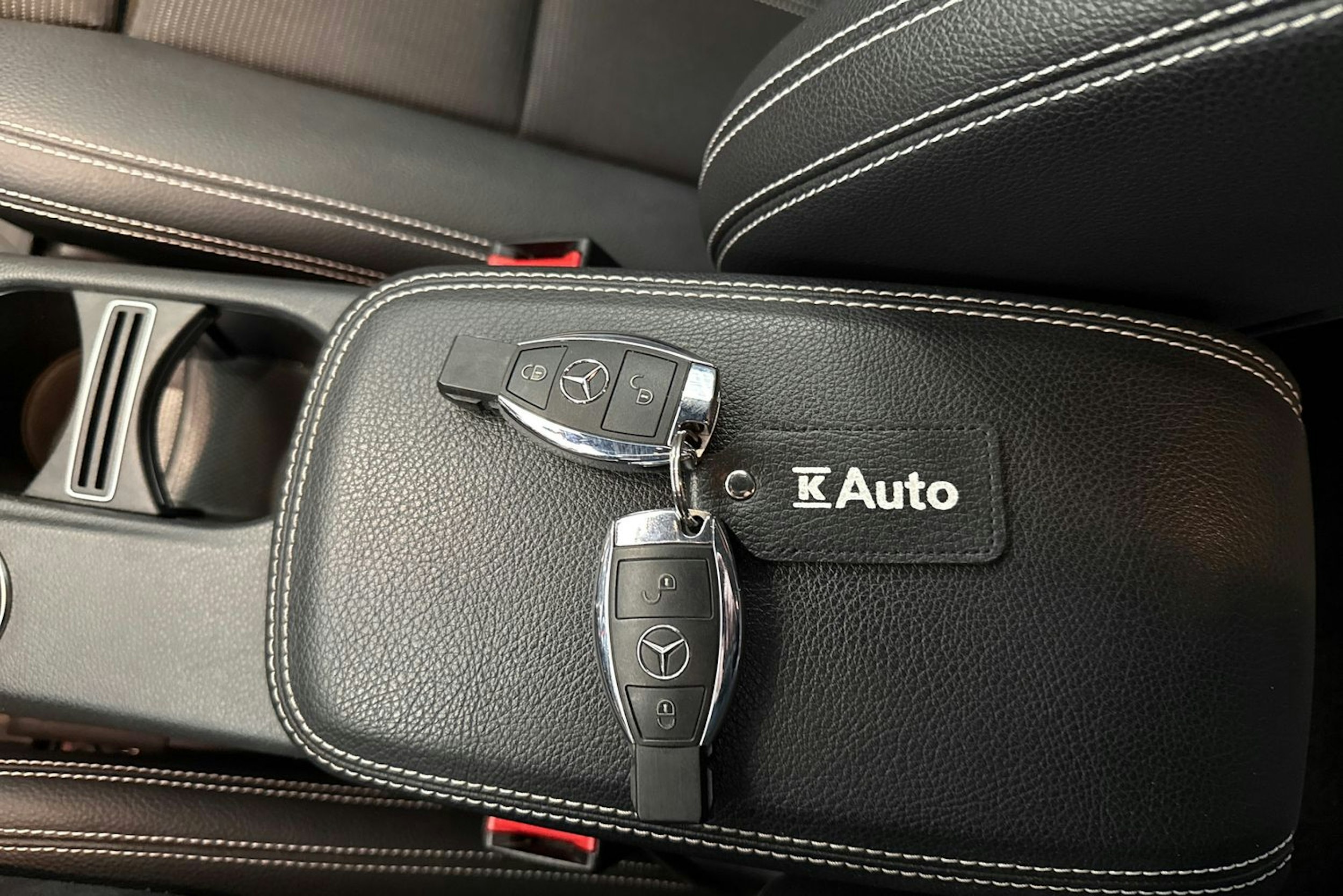 punainen Mercedes-Benz CLA 2017 kuva 20.