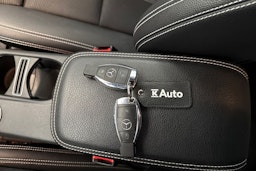 punainen Mercedes-Benz CLA 2017 kuva 20.