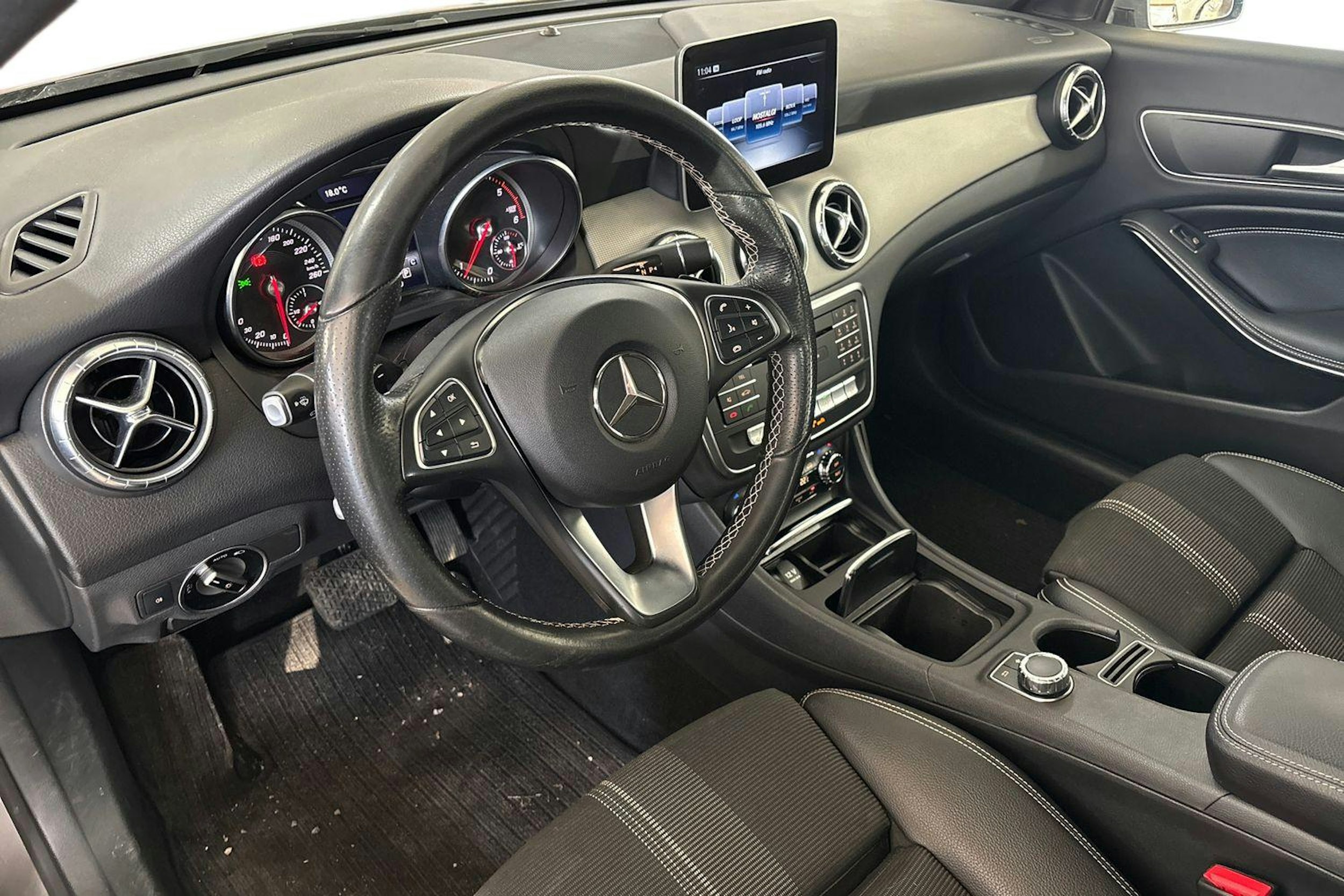 met. harmaa Mercedes-Benz CLA 2018 kuva 3.