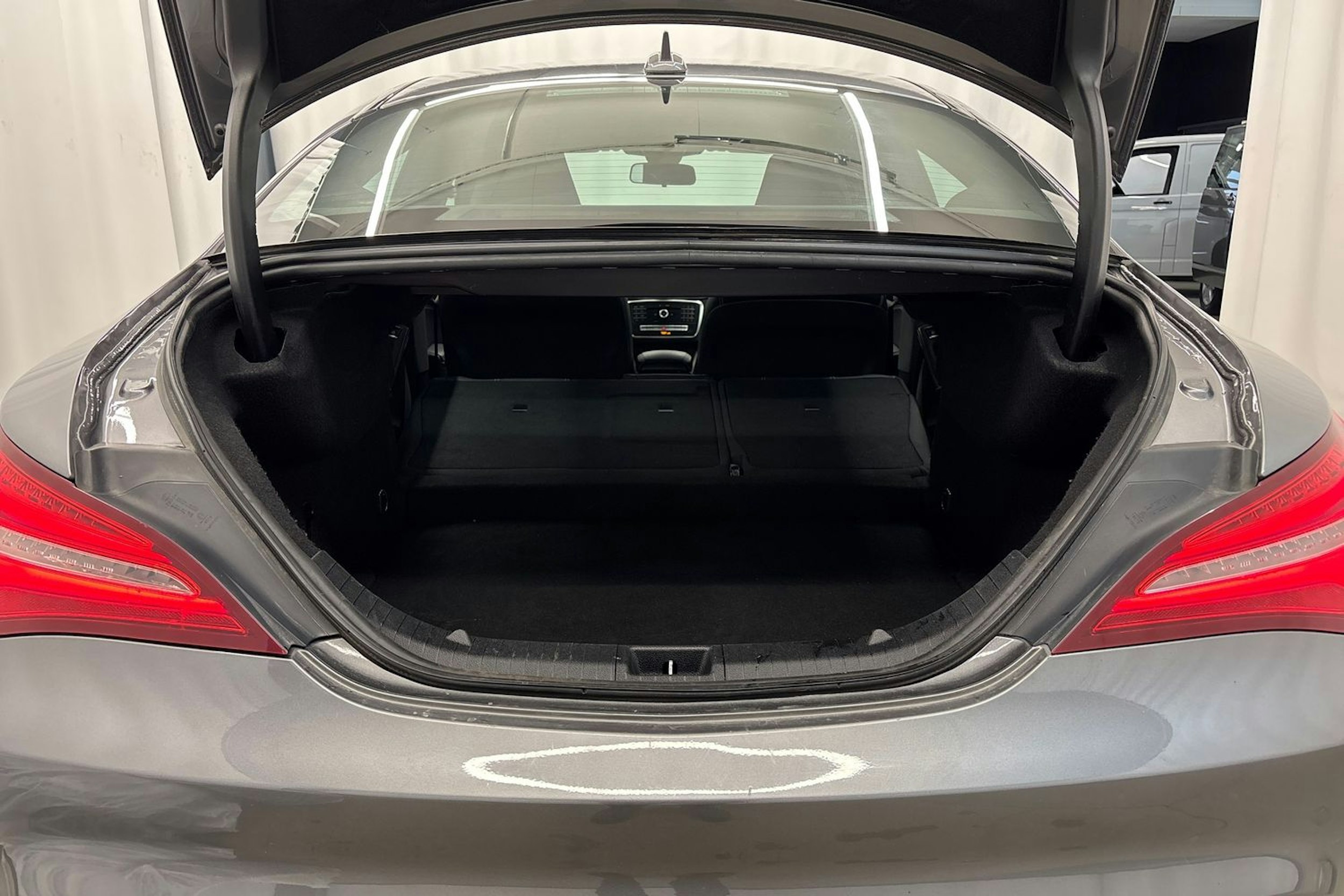 met. harmaa Mercedes-Benz CLA 2018 kuva 14.
