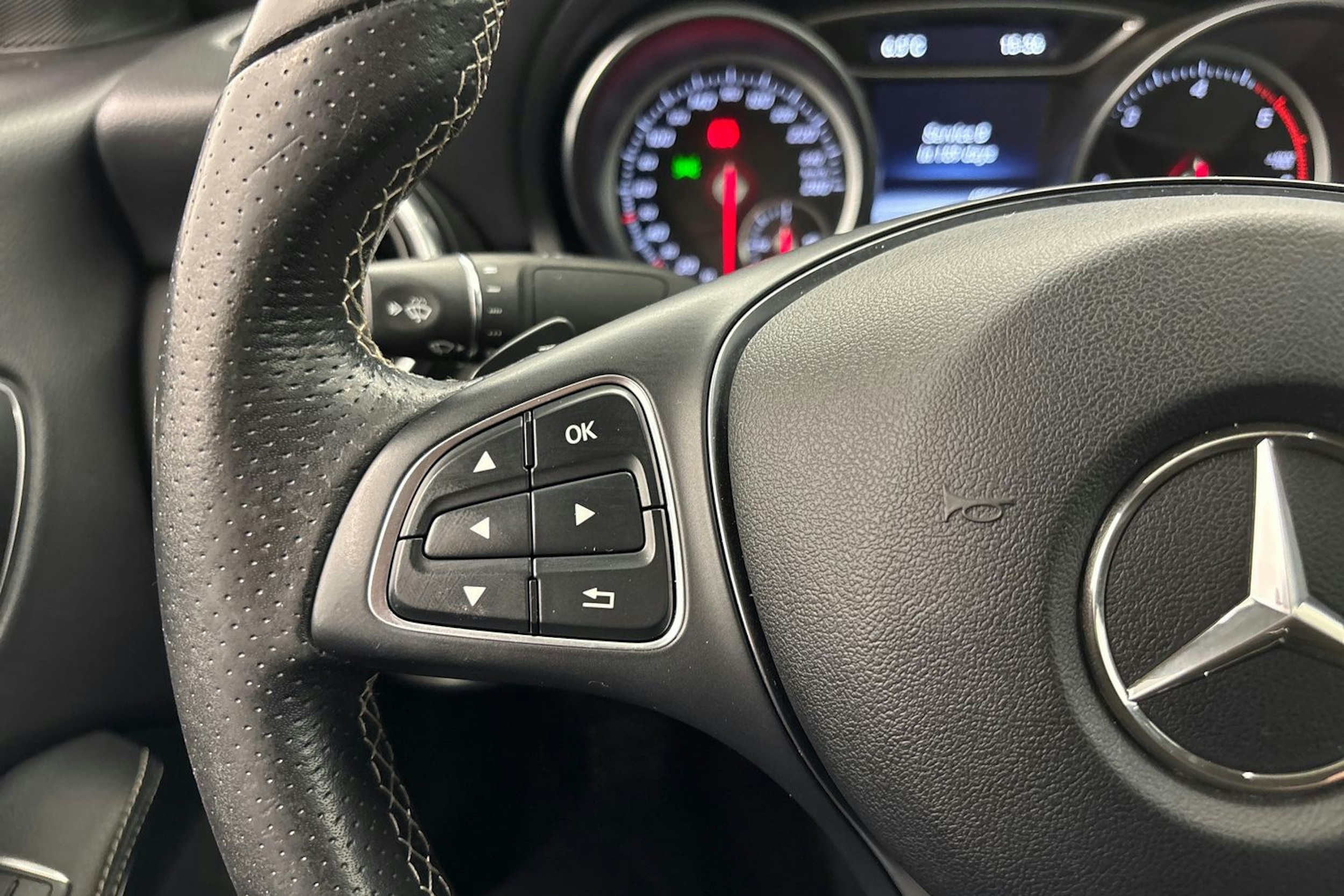 met. harmaa Mercedes-Benz CLA 2018 kuva 18.