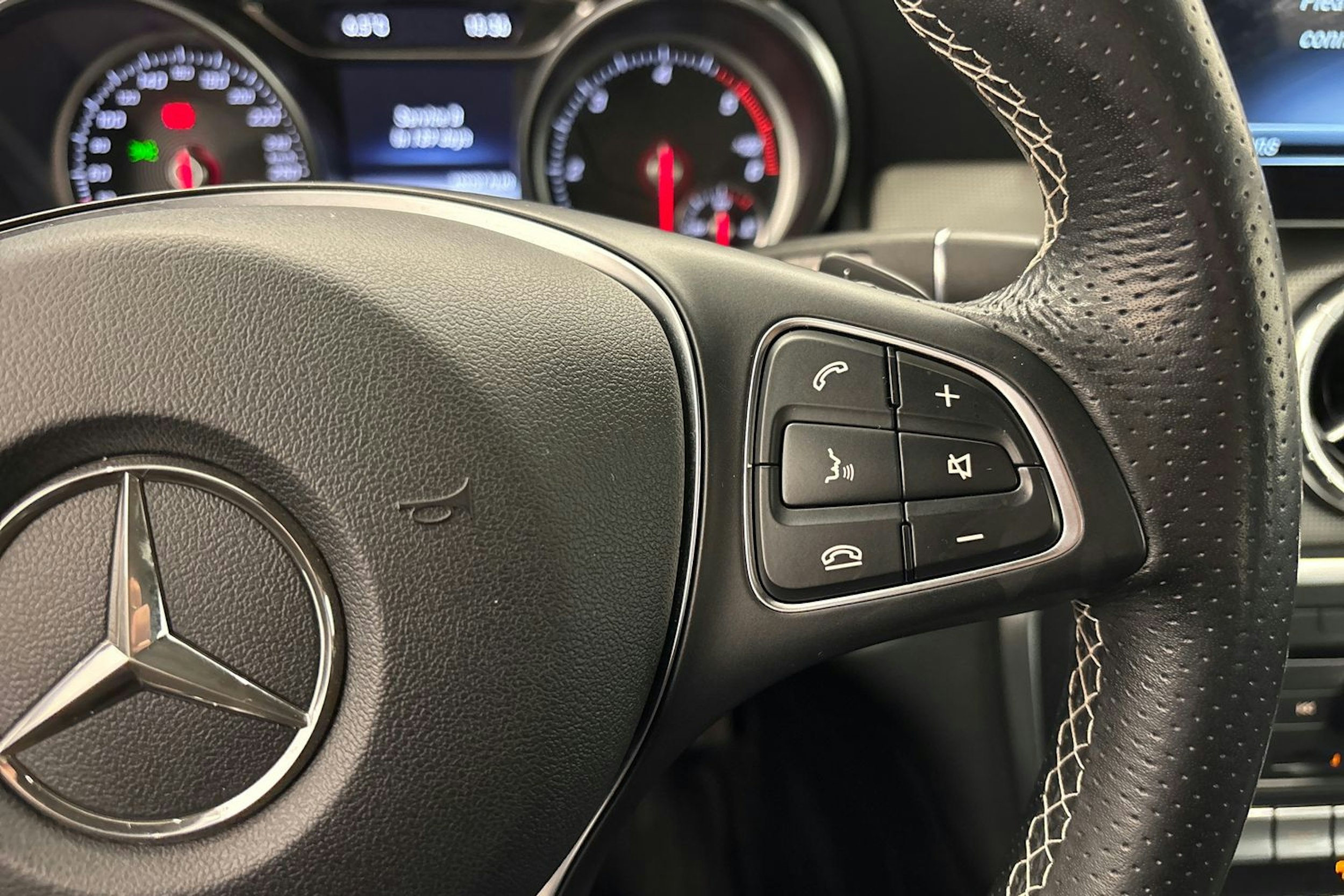 met. harmaa Mercedes-Benz CLA 2018 kuva 19.