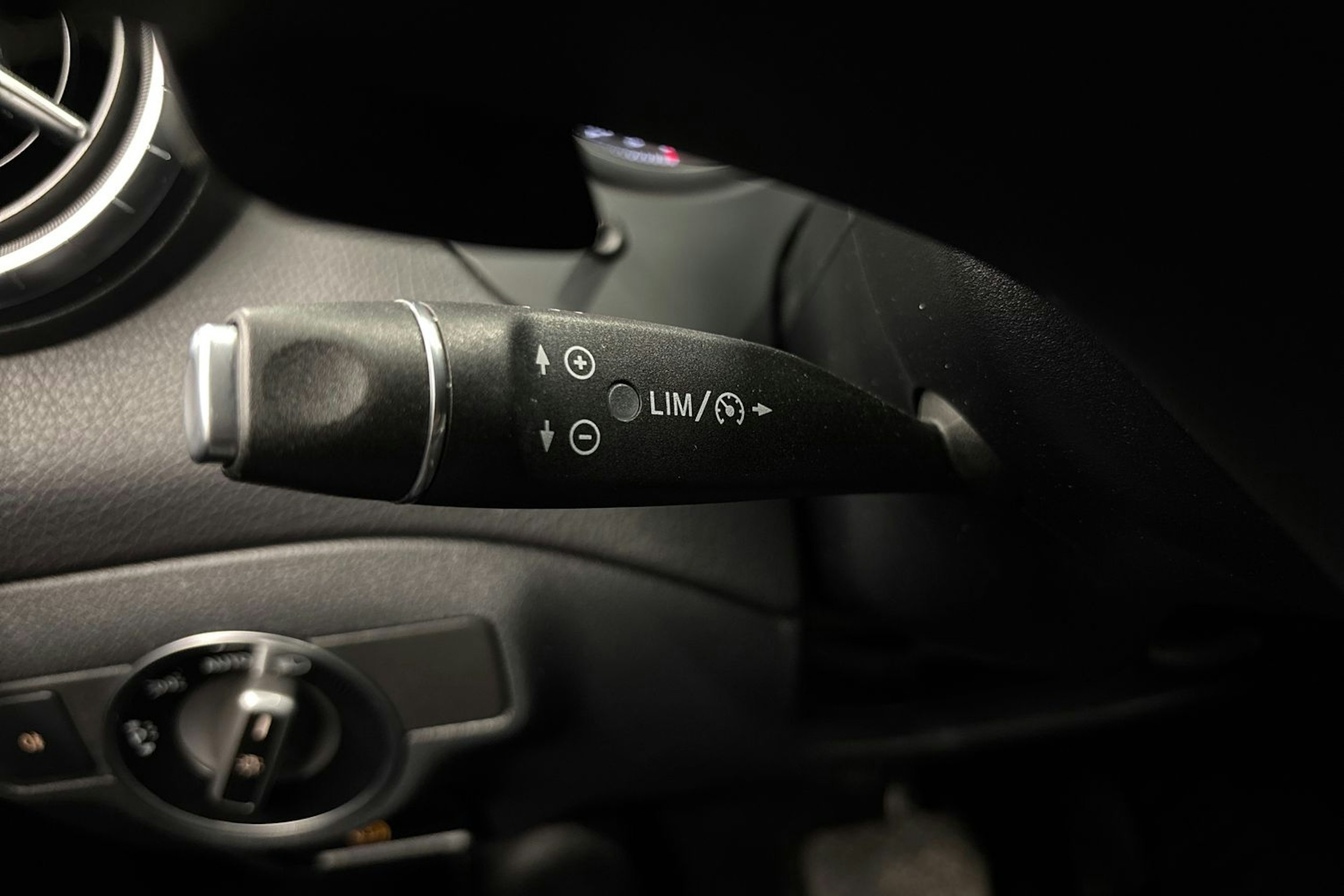 met. harmaa Mercedes-Benz CLA 2018 kuva 20.