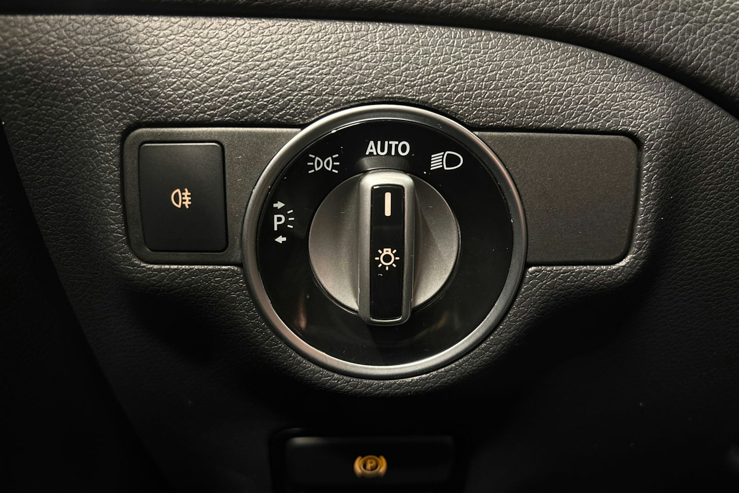 met. harmaa Mercedes-Benz CLA 2018 kuva 21.